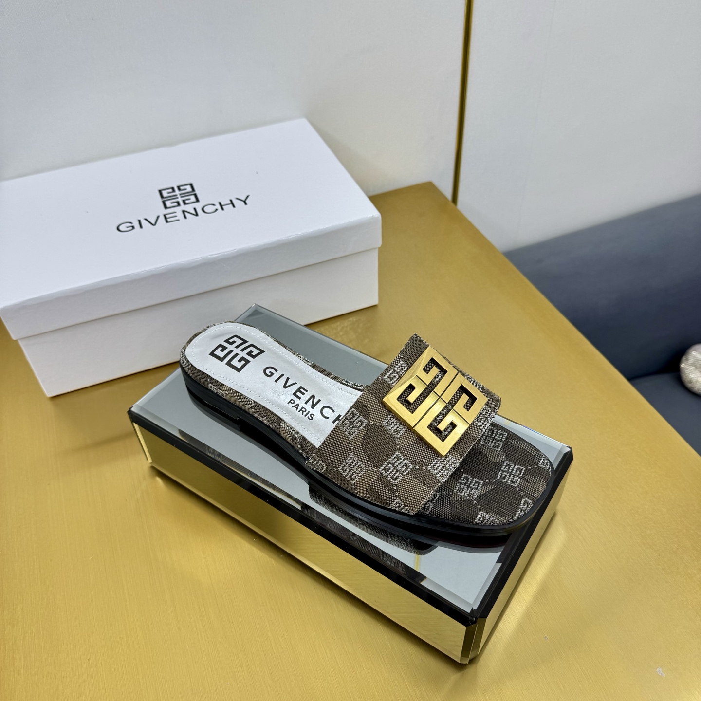 “New Givenchy/Zithian Toe Slippers 2025: 408-Year-Old Original with Metal Gadgets, Atmosphere Senses” - 图片 2