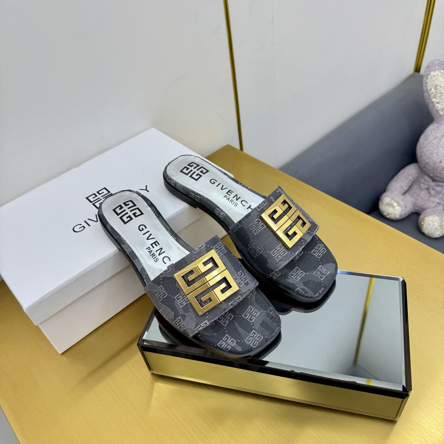 “408-Year-Old Givenchy/Zithian Toe Slippers: 2025 Spring/Summer Collection with Metal Gadgets, Size 35-40” - 图片 9