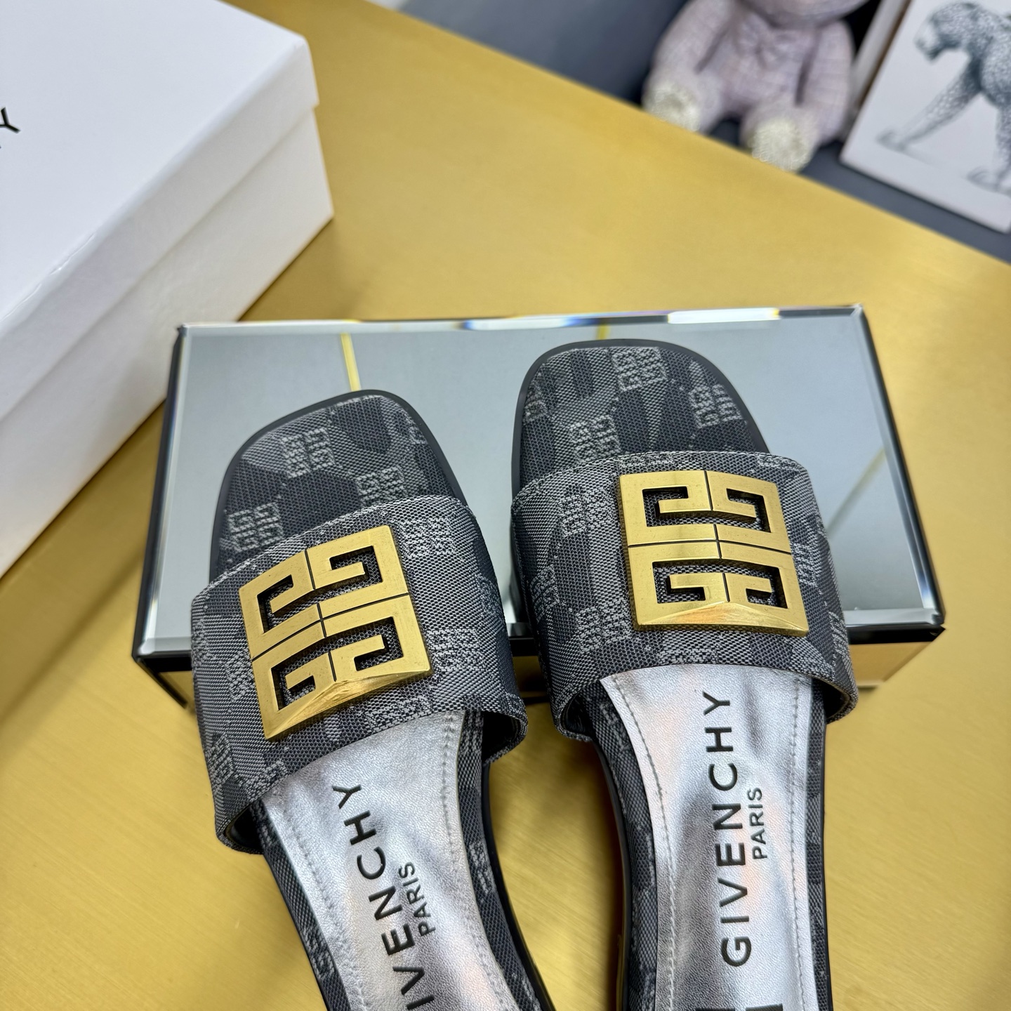“408-Year-Old Givenchy/Zithian Toe Slippers: 2025 Spring/Summer Collection with Metal Gadgets, Size 35-40” - 图片 6