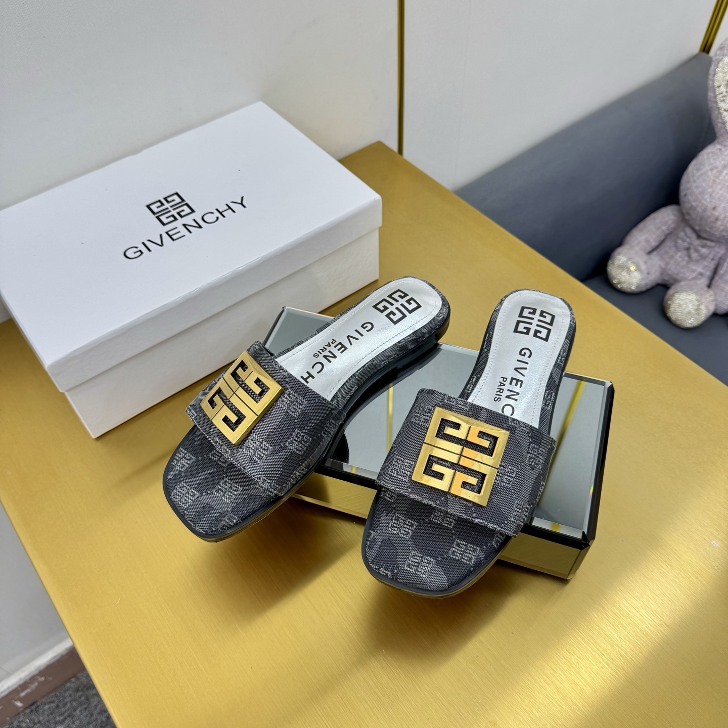 “408-Year-Old Givenchy/Zithian Toe Slippers: 2025 Spring/Summer Collection with Metal Gadgets, Size 35-40” - 图片 4