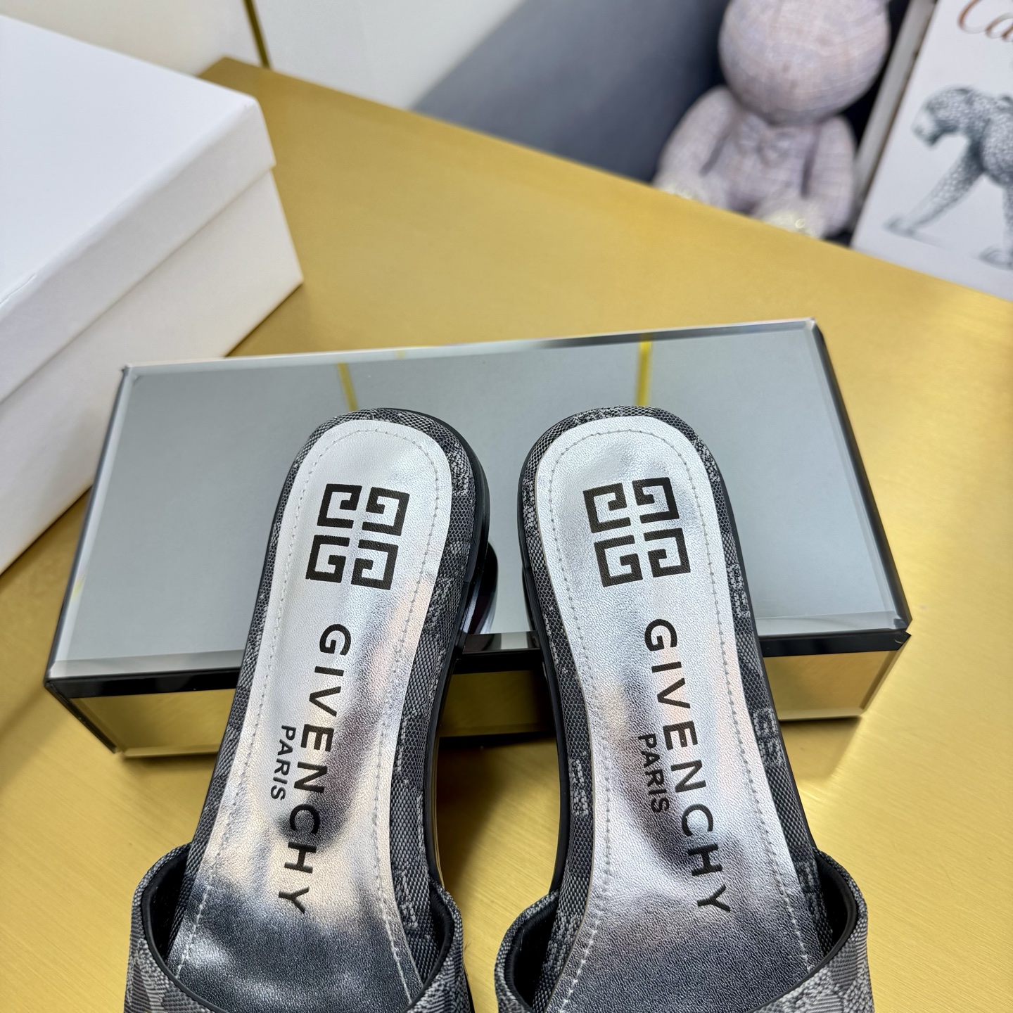 “408-Year-Old Givenchy/Zithian Toe Slippers: 2025 Spring/Summer Collection with Metal Gadgets, Size 35-40” - 图片 5