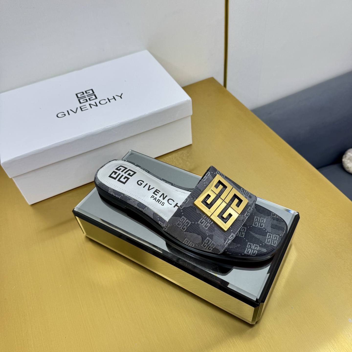 “408-Year-Old Givenchy/Zithian Toe Slippers: 2025 Spring/Summer Collection with Metal Gadgets, Size 35-40” - 图片 2