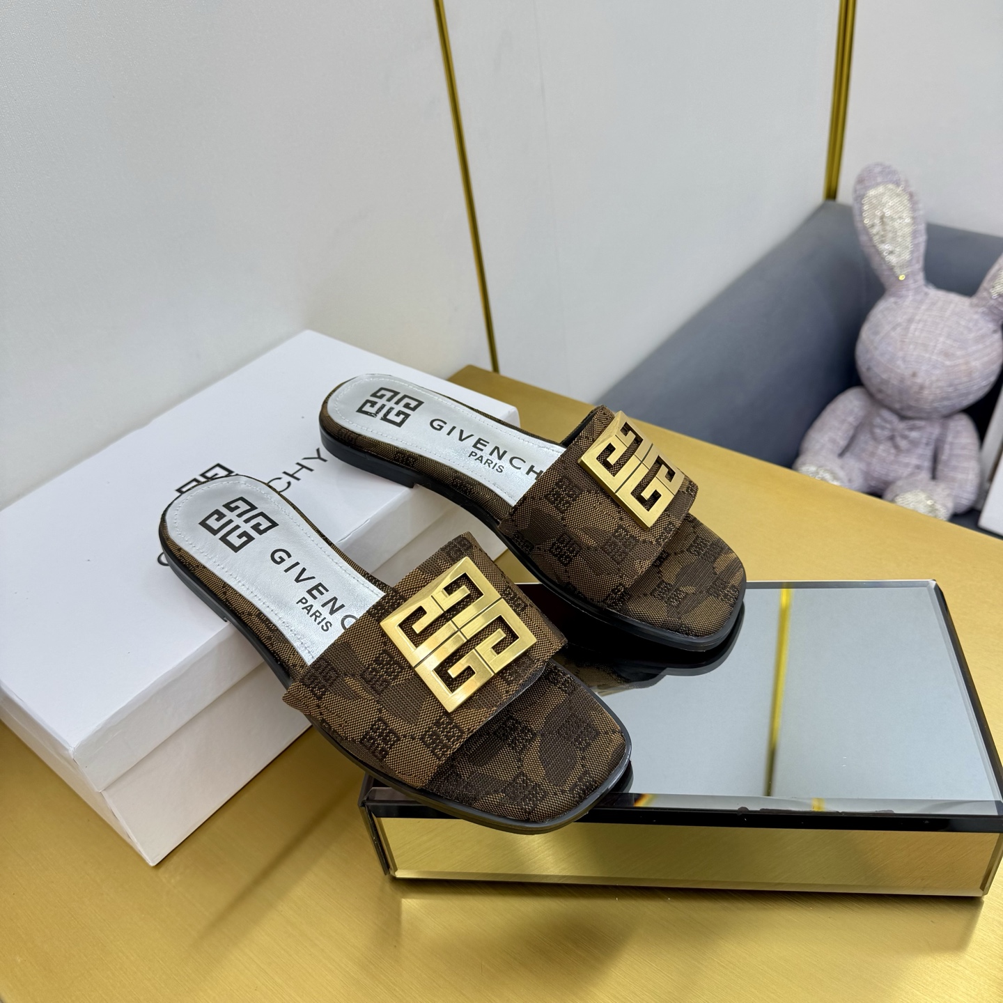 “408-Year-Old Givenchy/Zithian Toe Slippers: New Spring/Summer 2025 Collection with Metal Gadgets and Senses” - 图片 7