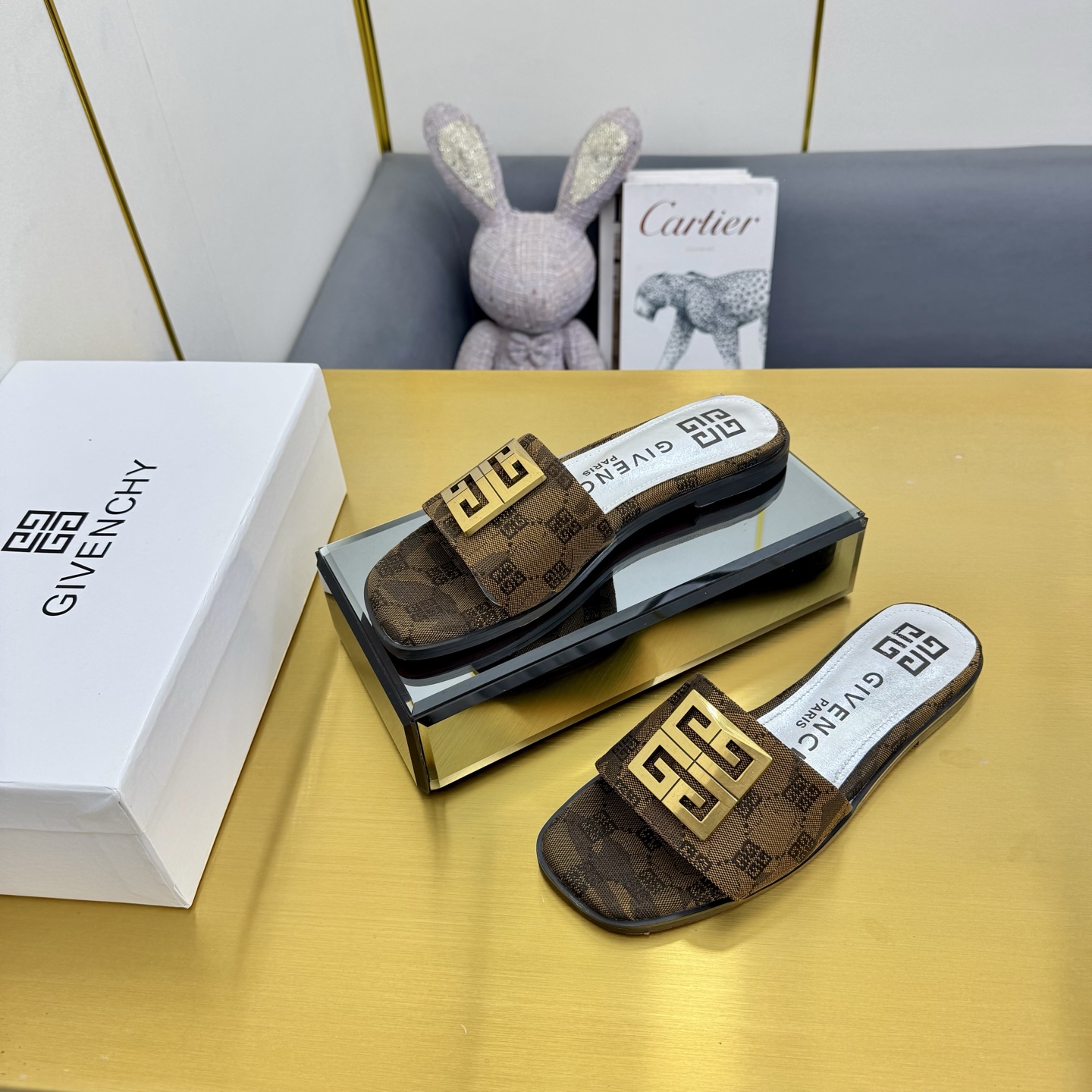 “408-Year-Old Givenchy/Zithian Toe Slippers: New Spring/Summer 2025 Collection with Metal Gadgets and Senses” - 图片 3