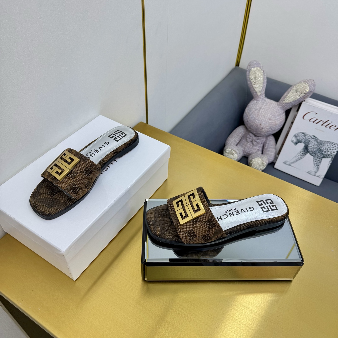 “408-Year-Old Givenchy/Zithian Toe Slippers: New Spring/Summer 2025 Collection with Metal Gadgets and Senses” - 图片 8