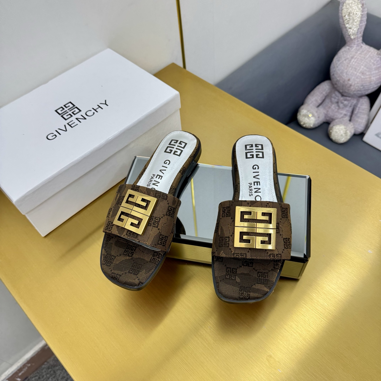“408-Year-Old Givenchy/Zithian Toe Slippers: New Spring/Summer 2025 Collection with Metal Gadgets and Senses” - 图片 4