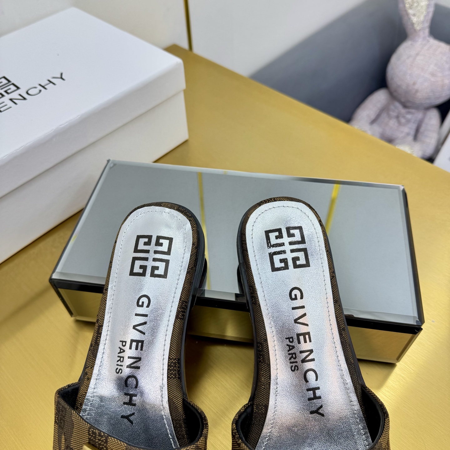 “408-Year-Old Givenchy/Zithian Toe Slippers: New Spring/Summer 2025 Collection with Metal Gadgets and Senses” - 图片 6