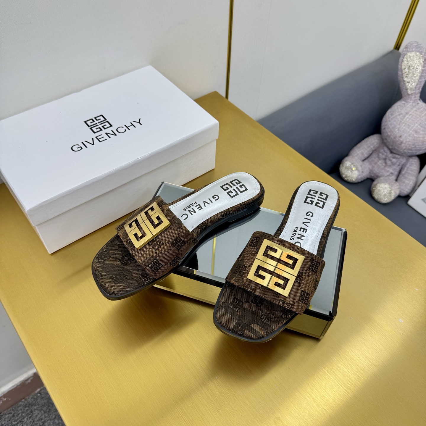 “408-Year-Old Givenchy/Zithian Toe Slippers: New Spring/Summer 2025 Collection with Metal Gadgets and Senses” - 图片 5