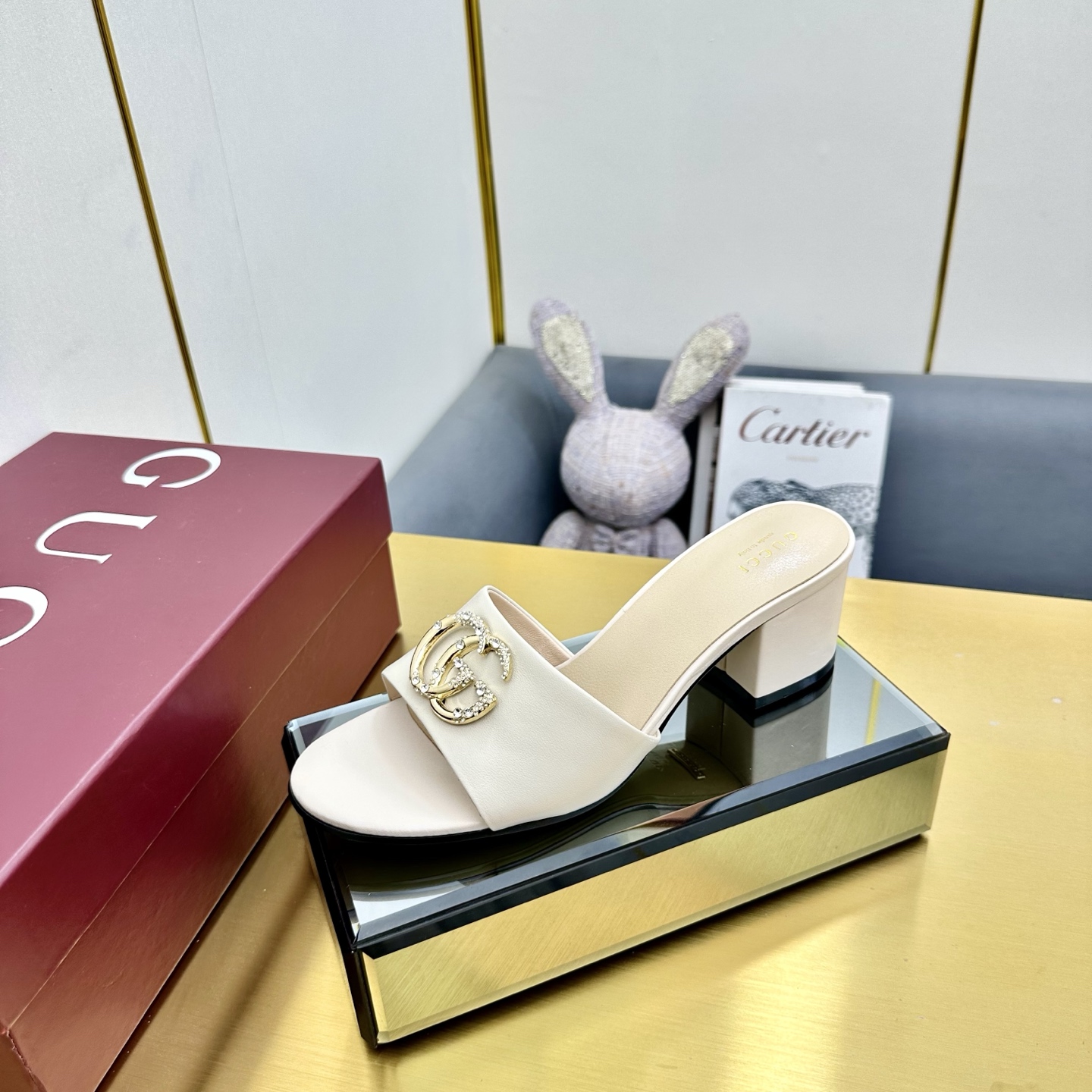 NO:166436,High-end leather outsole. GuCCl high-end quality, 2025 spring and summer new diamond-inlaid double G-button sandal slippers with original original quality! Every detail has been carefully crafted and can be compared with ZG, with the same quality!  Original custom imported ancient soft sheepskin inner lining / foot pad high-end custom sheepskin lining large sole Italian genuine leather bottom Size 35-42 (40 41 42 Custom made, no return or exchange) Full set of high-end original packaging!  Made of leather, this open-toe sandals are cleverly used to design elements such as square round toe and thick heel to interpret the fashionable retro style. The collection of double G diamond buckle details are reminiscent of the brand's fashionable atmosphere. Slippers, christian louboutin, gucci, sandals, slippers, sheepskin, Leather soles19860909高版本真皮大底. GuCCl高端精品,2025春夏新款镶钻双G扣凉鞋拖鞋原汁原味原单品质!每个细节皆经过精心细致打造,可与ZG对比一,无二品质！ 面料原版定制进口古软羊皮 内里／垫脚高端定制羊皮里 大底意大利真皮底 尺码35-42（40 41 42 定做,不退换） 全套原板高端包装！ 这款露趾凉拖鞋采用皮革制作,巧妙运用方形圆头和粗跟等设计元素演绎时尚复古风范.典藏的双G镶钻扣细节令人联想起品牌的时尚气息浓郁,拖鞋,christian louboutin,gucci,sandals,slippers,sheepskin,Leather soles,Women's Shoes