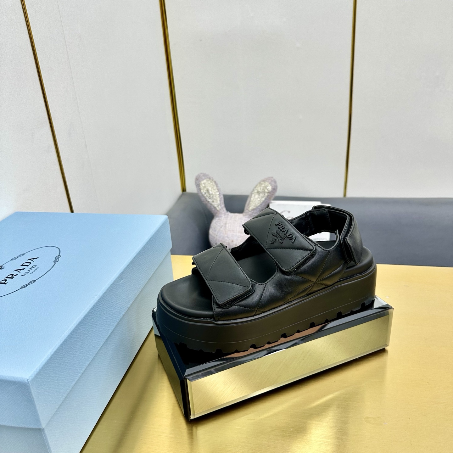 NO:241434,Top version The highest version Prada 25 new thick sole casual sneakers This sneaker continues the long-lasting outline and is a new classic item. It is carefully crafted from leather to enhance the style. The style is light and matched with a triangle buckle logo and a 5CM thick sole, suitable for all seasons. It can be matched with various casual styles. In an era when various styles are filled with the eyes, the one that can be matched for a long time is the one that captures people's hearts little by little. Fabric: cowhide Inner: sheepskin Outsole: original rubber outsole Thickness: 5CM Size Women 35-40, slippers, prada, prada, sandals, sneakers, slippers, cowhide, sheepskin19860909顶级版本 最高版 Prada普拉达 25新款 厚底 休闲运动鞋 这款运动鞋延续经久不衰的轮廓,是新款经典单品.采用皮革精心制作, 提升格调.款式轻盈,搭配三角扣标志加5CM厚底,四季皆宜,可与各式休闲造型搭配,在各种风格充斥眼球的时代,最能长久陪伴搭配的 一点一点俘获人心的当属小白鞋. 面料: 牛皮 内里: 羊皮 大底: 原版橡胶大底 底厚: 5CM 码数 女 35-40,拖鞋凉鞋,prada,prada,sandals,sneakers,slippers,cowhide,sheepskin,Women's Shoes