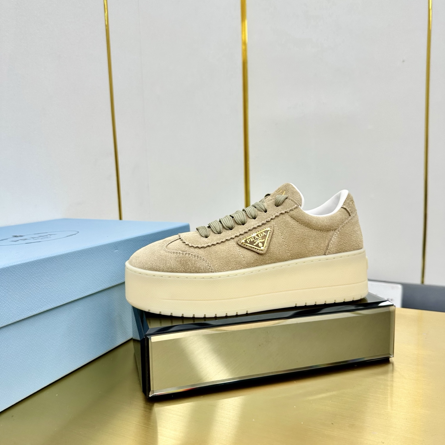 NO:166449,Top version The highest version Prada 25 new thick sole casual sneakers This sneaker continues the long-lasting outline and is a new classic item. It is carefully crafted from leather to enhance the style. The style is light and matched with a triangle buckle logo and a 5CM thick sole, suitable for all seasons. It can be matched with various casual styles. In an era when various styles are filled with the eyes, the one that can be matched for a long time is the white shoes that capture people's hearts little by little. Fabric: cowhide Inner: sheepskin Outsole: original rubber outsole Thickness: 5CM Size Women 35-40, casual shoes/sports shoes, prada, prada, sneakers, cowhide, sheepskin19860909顶级版本 最高版 Prada普拉达 25新款 厚底 休闲运动鞋 这款运动鞋延续经久不衰的轮廓,是新款经典单品.采用皮革精心制作, 提升格调.款式轻盈,搭配三角扣标志加5CM厚底,四季皆宜,可与各式休闲造型搭配,在各种风格充斥眼球的时代,最能长久陪伴搭配的 一点一点俘获人心的当属小白鞋. 面料: 牛皮 内里: 羊皮 大底: 原版橡胶大底 底厚: 5CM 码数 女 35-40,休闲鞋/运动鞋,prada,prada,sneakers,cowhide,sheepskin,Women's Shoes