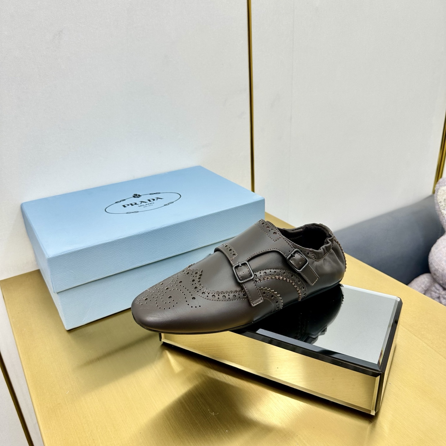 NO:265538,Men and women couples top quality Prada 25ss Prada catwalk retro tassel half slippers single shoes hit!  The catwalk style is retro and fashionable, casual and versatile, fashionable and casual, unique taste, everyone loves and easily controls it. It will explode every year. It is enough to conquer you, wear it, casual and fashionable, both without mistakes, simple and handsome fabric imported wax calfskin inner inner inner sheepskin rubber beef tendon thick sole standard size: 35-41 (41 custom made without return and exchange) Normal size men's size 39-44, semi-torque single shoes, prada, prada, slippers, cowhide, sheepskin19860909男女情侣款 顶级品质Prada 25ss 普拉达走秀款复古流苏半拖鞋单鞋爆款！走秀款 复古感时髦满满 随意百搭 时尚休闲 独到味道,人人都爱也轻松驾驭 每年都会爆.足以征服你,穿上它,休闲时髦 两不失误 上脚简单帅气面料进口蜡感小牛皮内里内里羊皮橡胶牛筋厚底标准码数:35-41（41定制不退换)正常尺码男码39-44码,半拖单鞋,prada,prada,slippers,cowhide,sheepskin,Women's Shoes