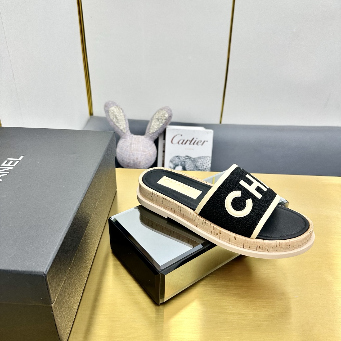 NO:421925,Leather Face * The most popular sandals on the 25th early autumn sandals counter is simply snatched up. Photos from major social platforms are popular. This episode of the catwalk is definitely too handsome, and it is definitely the hottest style of this season. The fairies in the counter are really too sensible. They don’t stuck their feet and will not scratch their feet. The texture is very soft and comfortable. Classic black and white combination, super versatile. 1 Fabric: Original woven material of the counter 2 Inner: Environmentally friendly mixed-bred sheepskin 3 Soles: Rubber 5 sizes 35-40 (40 41 custom made), slippers, slippers, sheepskin19860909皮面布面 * 25早秋最爆凉拖鞋专柜简直疯抢了,各大社交平台热门晒图,这期的走秀款绝对太帅了,绝对是这一季最热门的款式,专柜仙女们真的太识货了,不卡脚也不会磨脚,质感上脚是非常柔软舒服的.经典的黑白配,超级百搭. 1面料:专柜原版编织材料 2内里:环保混种羊皮 3大底:橡胶 5码数35-40（40 41定做）,拖鞋,slippers,sheepskin,Women's Shoes