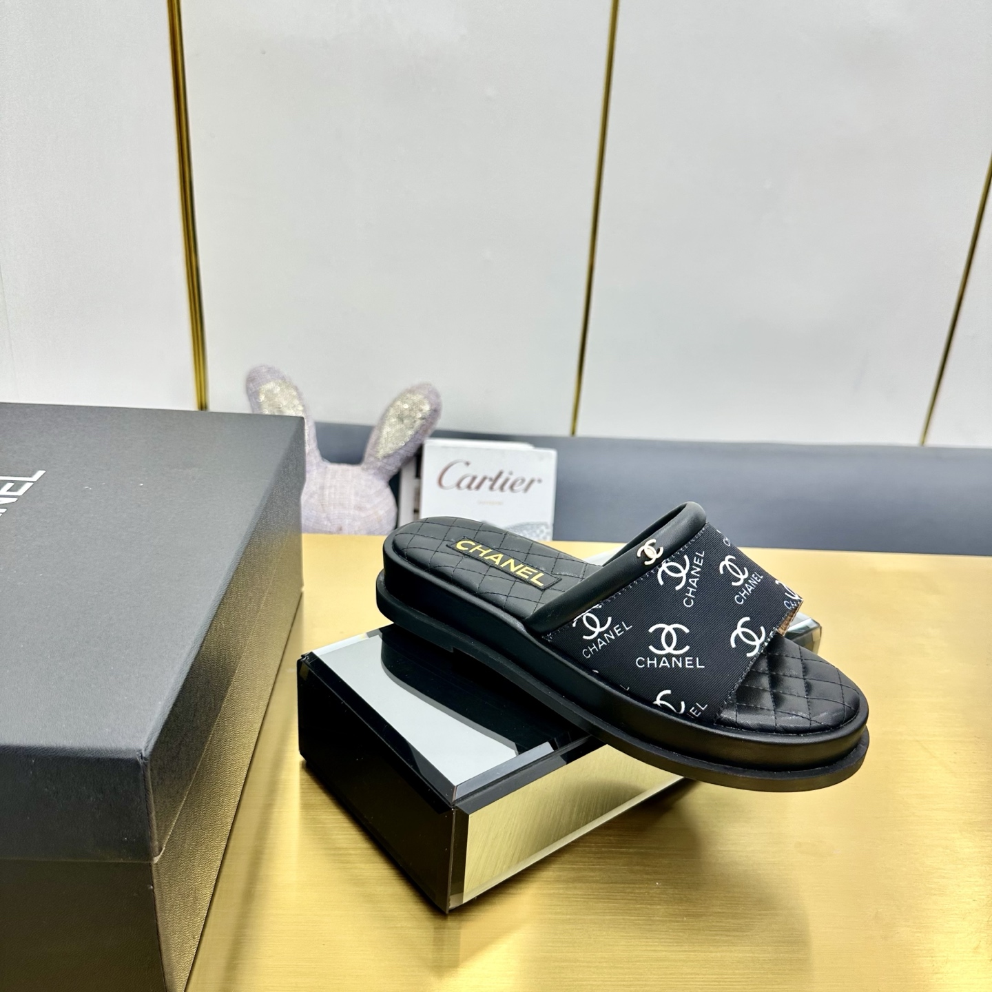 NO:421843,Genuine leather big sole 2025 Xiaoxiang must-have items for this season in autumn and winter!  !  Chanel's hot-selling autumn and winter heavy industry products are highly recommended. They look good no matter how you match them. They are a must-have for fashionable things. Chanel's women love simple but irresistible combinations show unique styles of dressing, free mixing and matching, and keep up with the fashionable pace of Grandma Xiaoxiang!  !  !  Exquisite details enlarge the original mold opening hardware buckle. Top version purchasing level is created★The upper is made of original custom cowhide (silk) sheepskin inner lining, sheepskin footbed, genuine leather soles, size 35-39 (40, 41 custom made, slippers, chanel, slippers, cowhide, sheepskin, silk fabric, Leather soles19860909真皮大底 2025小香 本季秋冬季必备单品！！香奈儿秋冬重工爆款小红书力推款,怎么搭配都好看,时髦精必备,香奈儿女士钟爱简约又难以抗拒系搭配展现与众不同的穿搭风格、自由混搭闪耀到位跟紧香奶奶时尚步伐！！！精致细节放大看原版开模五金扣 顶级版本代购级别打造★鞋面采用原版定制牛皮（绸缎）羊皮内里,羊皮垫脚,真皮底,码数35-39（40、41定做,拖鞋,chanel,slippers,cowhide,sheepskin,silk fabric,Leather soles,Women's Shoes