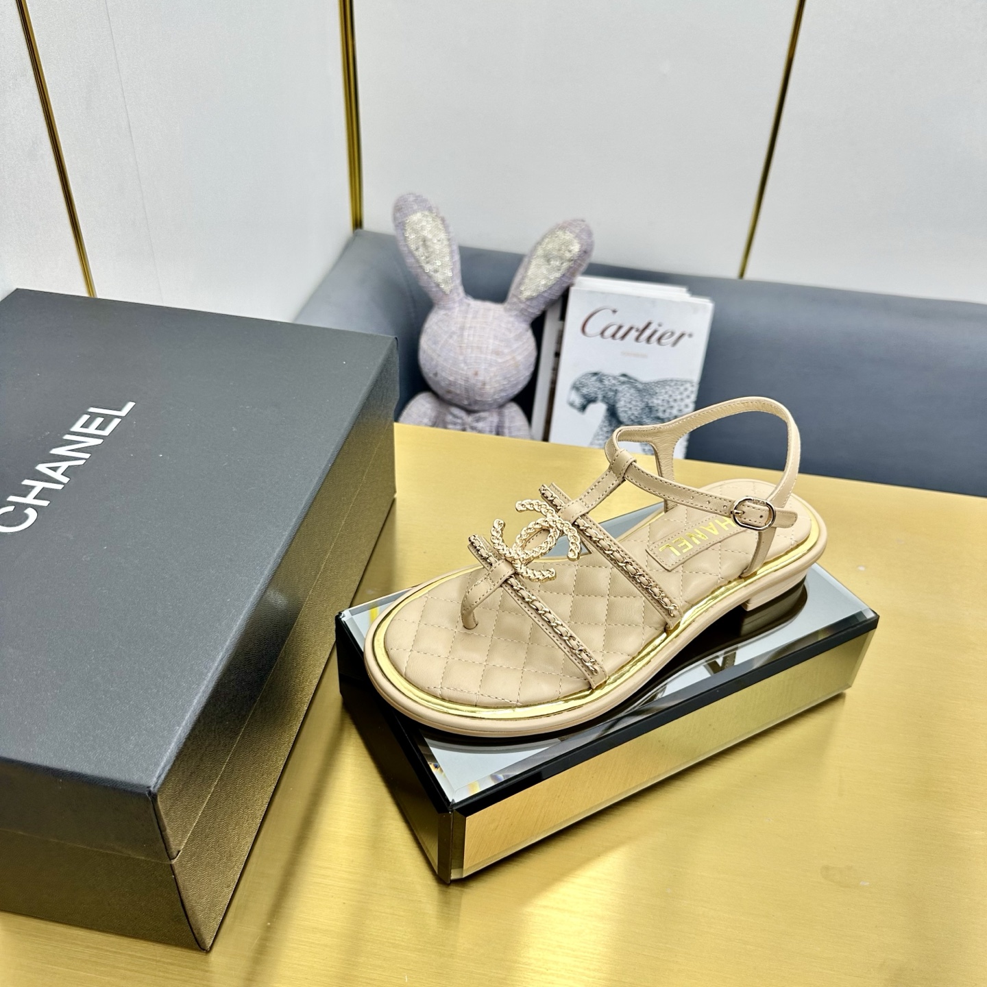 NO:416113,CHANEL Xiaoxiang new classic foot-clad sandals, unique double-layer edge craftsmanship, original 1:1 mold opening logo exudes lasting charm Xiaoxiang sandals vivid and intellectually elegantly set off the beauty of women. Fabric sheepskin imported sheepskin inner lining, rubber sole (real leather sole) Color black/apricot/white, size 35-40 (41-41 customization without return or replacement, sandals, chanel, sandals, sheepskin, Leather soles19860909CHANEL小香新款经典夹脚凉鞋,独特双层沿条工艺, 原版1:1开模logo散发持久魅力小香凉鞋生动知性优雅衬托出女性独有的美丽 面料羊皮 内里进口羊皮 ,大底橡胶大底（真皮大底） 颜色黑色/杏色 /白色,码数35-40（41-41定制不退不换,凉鞋,chanel,sandals,sheepskin,Leather soles,Women's Shoes