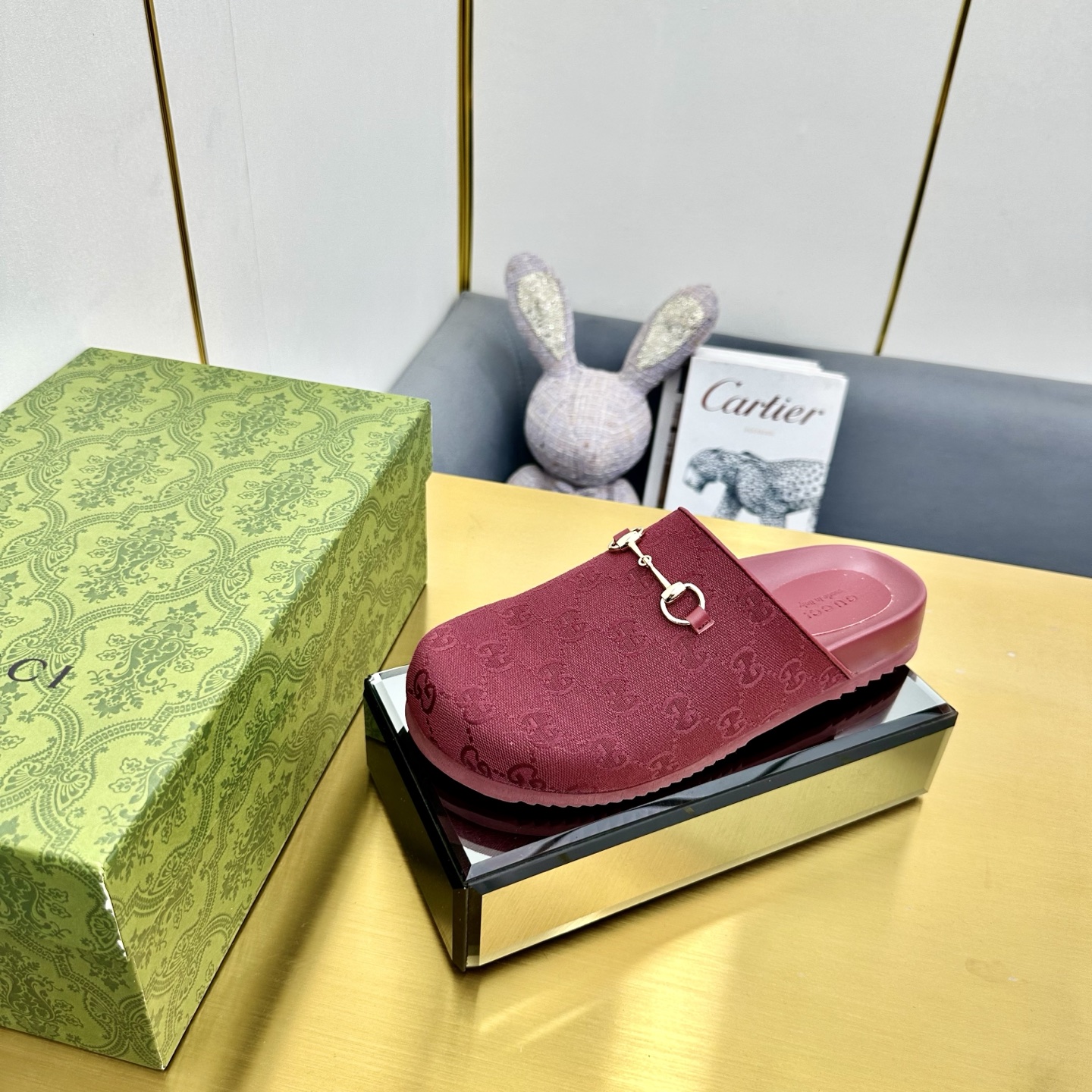 NO:421893,Gucci2025 summer new product women's waterproof platform sandals top quality, material and craftsmanship are consistent with the original version!  High-recognition design is renovated in the 'March of Love' series. This thick-soled platform sandal is presented in white Supreme canvas, with interwoven letters enhancing the brand's charm. The GG logo was founded in the 1930s and has accumulated a deep brand connotation in countless rejuvenation interpretations. It is still giving the single product design a strong retro charm. Fabric white and beige Geme canvas, environmentally friendly materials. Beige leather piping· Inner mixed-bred sheepskin lining, sole, adjustable ankle strap fixing, size 35-40 (41-42 can be customized without return or exchange) Packaging full set of original packaging Italian creation, semi-torch, gucci, sandals, sheepskin19860909Gucci2025夏季新品 女士防水台凉鞋  顶级品质,材质 工艺与原版一致！ 高辨识度设计在《爱的进行曲》系列中焕新演绎为新的造型,这款厚底防水台凉鞋以白色Supreme帆布呈现,外底交织字母镶边提升品牌魅力.GG标识于上世纪30年代世,在无数次的焕新演绎中积淀了深厚的品牌内涵,时至今日依然在不断赋予单品设计浓郁的复古韵味. 面料白色和米色Geme帆布,环保材料.米色皮革滚边· 内里混种羊皮里 大底私模橡胶组合鞋底 可调节脚踝绑带固定 尺码35-40码（41-42可定做不退不换） 包装全套原包装 意大利创作,半拖,gucci,sandals,sheepskin,Women's Shoes