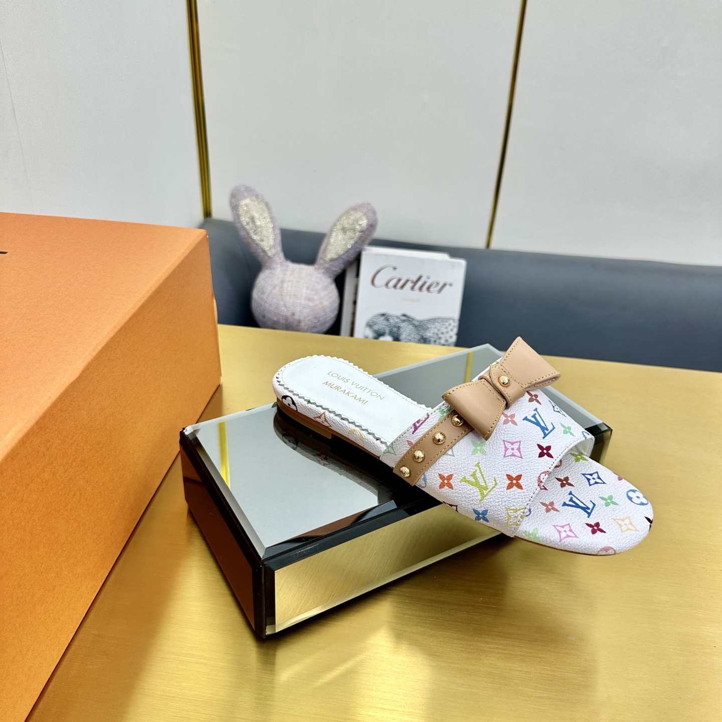 NO:384911,, Leather outsole Louis Vuiton 2025 spring and summer latest model This 6AM sandals are from Louis Vuitton x Murakami Takashi reprint series, which is full-frame Monogram pattern dipped in rainbow tones, allowing the brand's classic elements to stretch the distinct aesthetic style of Japanese artist Takashi Murakami. The upper embellishment is nailed with cowhide leather straps, and the details of the bow add exquisite brushstrokes. It brings a different visual feast to the hot summer. Color brown, white, black, size 35-40 (4142 can be customized, no return or replacement), slippers, louis vuitton, louis vuitton, slippers, cowhide, Leather soles19860909,真皮大底Louis Vuiton2025春夏最新款 本款 6AM 凉拖出自路易威登 x 村上隆再版系列,为全幅 Monogram 图案浸染彩虹色调,令品牌经典元素舒展日本艺术家村上隆的鲜明美学风格.鞋面点缀饰钉牛皮革带,蝴蝶结细节再添考究笔触. 給炎热的夏天带来不一样視觉盛宴 颜色咖色 白色 黑色 码数35一40码（4142 可定做 不退不换）,拖鞋,louis vuitton,louis vuitton,slippers,cowhide,Leather soles,Women's Shoes