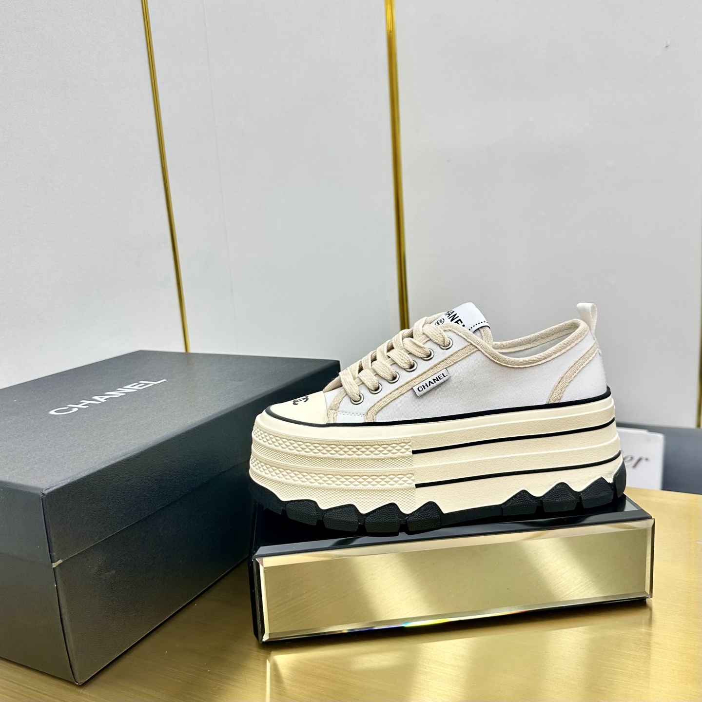 NO:265710,Chanel thick-soled biscuit shoes are a new retro series, presenting a slack posture and lightweight to start the journey of midsummer. Continuing CHANEL's iconic deconstructed silhouette, the shoe body is presented with simple three-dimensional lines and double logos, the upper top layer is soft and soft to enhance the feel of the feet, and the silhouette rubber thick sole is used, and the geometric texture is embellished with rubber edge details. ** The leg pulling effect is comparable to leg plastic surgery. It makes the legs look thin and long and can be easily held in all styles. It can be matched with whatever you want!  Upper material cowhide inner material sheepskin size 35-40, casual shoes/sports shoes, chanel, chanel, sneakers, cowhide, sheepskin19860909香奈儿厚底饼干鞋 全新复古系列,呈递松弛之姿,轻盈于形开启盛夏之旅. 延续 CHANEL 标志性解构化廓形,鞋身以简约立体线条及双logo呈现,鞋面头层牛皮面料,注入上层柔软提升脚感,采用廓形橡胶厚底,几何纹理点缀橡胶包边细节.**拉腿效果堪比腿部整形 巨显腿细腿长各种风格都能轻松hold住 随便搭！ 鞋面材质牛皮 内里材质羊皮里 码数35-40,休闲鞋/运动鞋,chanel,chanel,sneakers,cowhide,sheepskin,Women's Shoes