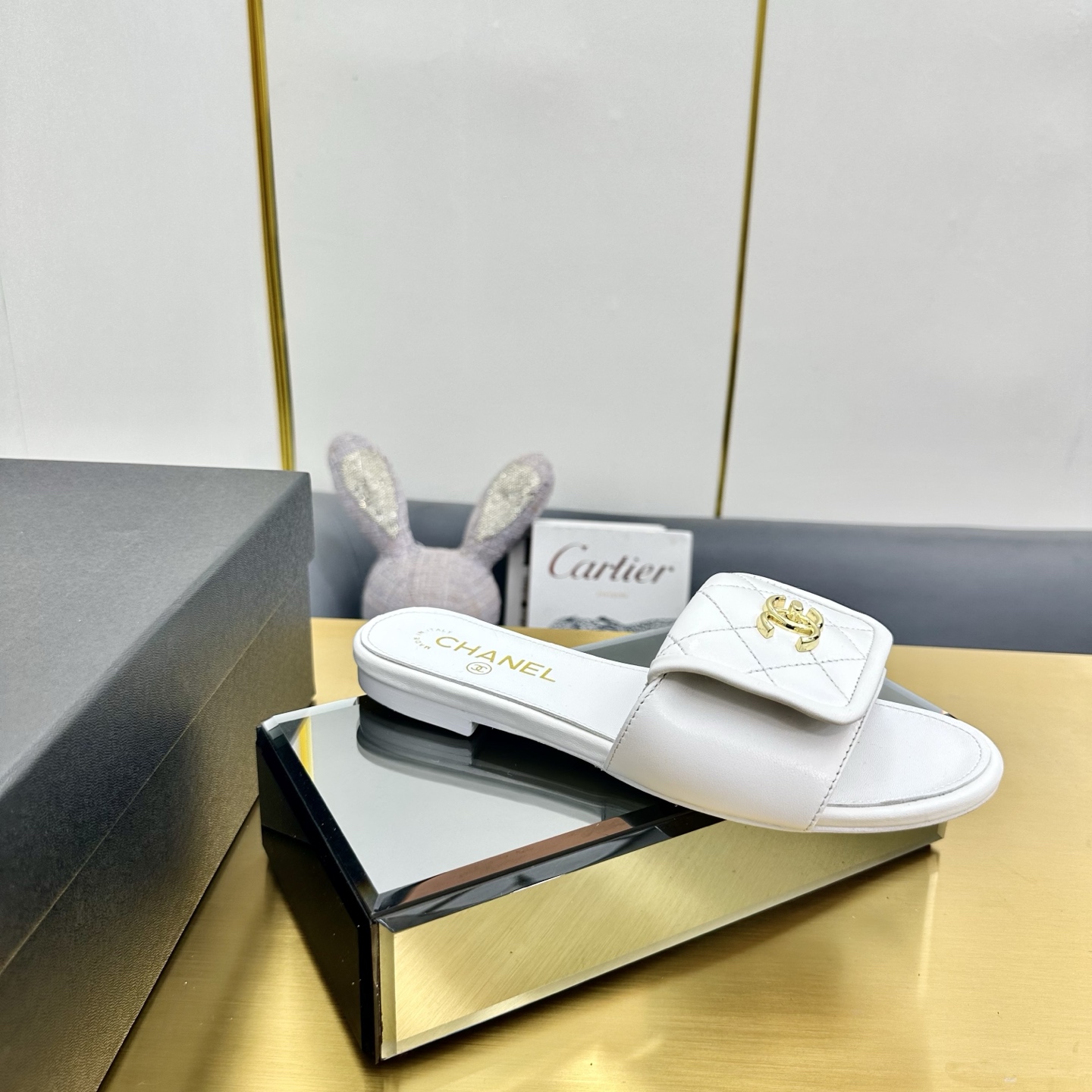 NO:259077,Chanel 25c new style diamond school bag buckle flat slippers Top version Spring and summer must-have sandals series Super beautiful and elegant original custom made material upper The inner foot pad is silk sheepskin imported from Italy Full set of packaging size: 35-40, 40 custom made, slippers, chanel, chanel, slippers, sheepskin, Leather soles19860909Chanel 香奈儿25c 新款 菱格书包扣平底拖鞋  顶级版本 春 夏天必入的凉拖系列 上脚超级美丽优雅 原版定制编制 材质鞋面 内里垫脚是丝绸羊皮 意大利进口真皮大底 全套包装 size:35-40,40订做,拖鞋,chanel,chanel,slippers,sheepskin,Leather soles,Women's Shoes