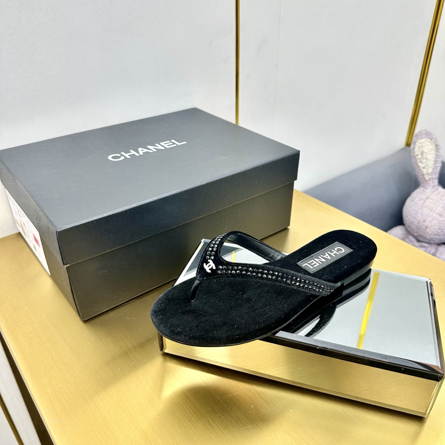 NO:259080,High quality, top quality!  Channel purchasing level!  CHANEL 25 Spring and Summer Little Flavor New Pearl Flip-Flops Drag The original version is purchased as soon as possible!  All 11 customized pearls and diamond buckle decorations!  25C new product foot-climbing flip flops! This series is really amazing, how can it be so beautiful! In summer, it is really invincible with salt and sweet~ Xiaoxiang girl's thin-belt sandals! This fashionable feeling is at a glance, and it turns out that the end of sandals is flip flops! The velvet thin-belt is so textured, and it is very delicate with a small pearl on it. It feels so comfortable to wear. In summer, foot-climbing slippers, versatile and slimming style, a slipper with a superb appearance, is a very beautiful pairing!  Lazy slippers are worth recommending!  The upper is made of imported delicate Yangjing, inner sheepskin, delicate foot pads, very skin-friendly and comfortable. Italian imported original color genuine leather outsole. Size: 35-40 (40 custom made without return and exchange) with original packaging, split-toed shoes, chanel, chanel, sandals, slippers, sheepskin, sheep, Leather soles19860909高品质出 顶级品质！渠道代购级别！CHANEL 香奈儿25春夏小香新款珍珠夹脚人字拖拖 原版第一时间购入定制！全部11定制珍珠、钻扣饰！25C新品夹脚人字拖鞋!这一系列这真的是绝了怎么会这么美!夏天真的是无敌搭配可盐可甜~ 小香女孩的细带凉拖!这时髦感一眼爱住,果然凉鞋的终点就是人字拖!丝绒细带好有质感,上面带了个小珍珠很精致~穿起来脚感好舒服 夏季夹脚拖鞋、百搭显脚瘦气质款,颜值爆棚的一款拖鞋,任意搭配都很绝！懒人拖鞋值得推荐！ 鞋面采用进口细腻羊京 内里羊皮 垫脚细腻羊京 非常亲肤,舒服 意大利进口原色真皮大底 码数:35-40（40定做不退换） 配原版包装,分趾鞋,chanel,chanel,sandals,slippers,sheepskin,sheep,Leather soles,Women's Shoes