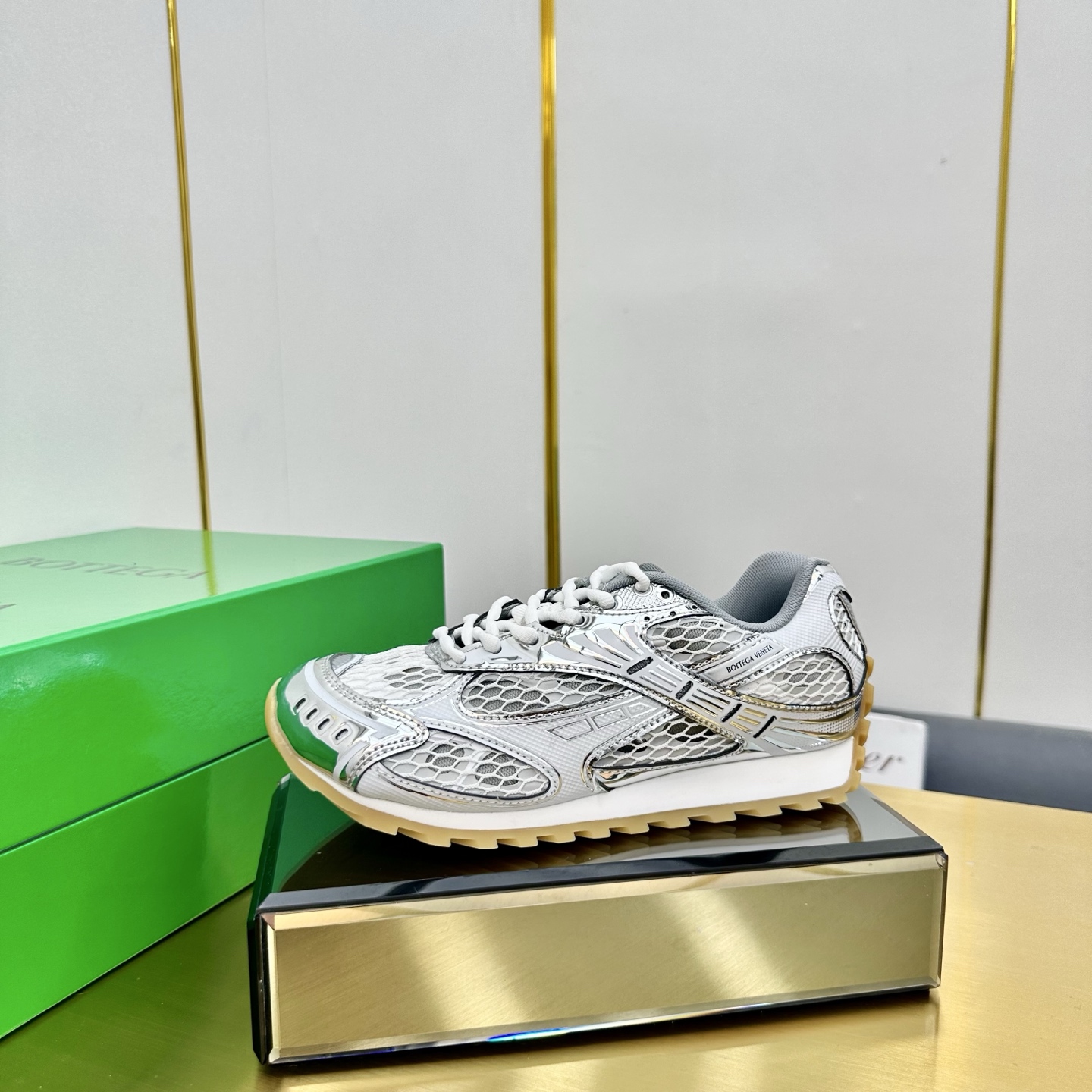 NO:416158,[Dongguan BV counters with the same sports series Forrest Gump shoes] Recommended BV counters with the same trendy and cool big hit dad shoes. It is neutral and handsome and versatile, with both appearance and feel of feet online!  I don't allow sisters to not know her existence, so I wear it in beautiful color: black, green, brown, blue, silver, upper: genuine leather + mesh, comfortable and breathable, outsole: same rubber sole for counter, light and comfortable, inner: breathable mesh, original box packaging, Size: 35-45 (46 customized), casual shoes/sports shoes, bottega veneta, sneakers19860909【东莞产BV专柜同款运动系列阿甘鞋老爹鞋】重磅推荐BV专柜同款潮酷大爆款老爹鞋来啦中性风帅气又百搭、颜值和脚感都在线！我不允许姐妹们不知道她的存在,穿上美呆啦  颜色:黑色 绿色 棕色 蓝色 银色 鞋面:真皮+网面 舒适透气 大底:专柜同款橡胶底 轻便舒适 内里:透气网布  原盒包装 尺码:35-45（46定制）,休闲鞋/运动鞋,bottega veneta,sneakers,Women's Shoes