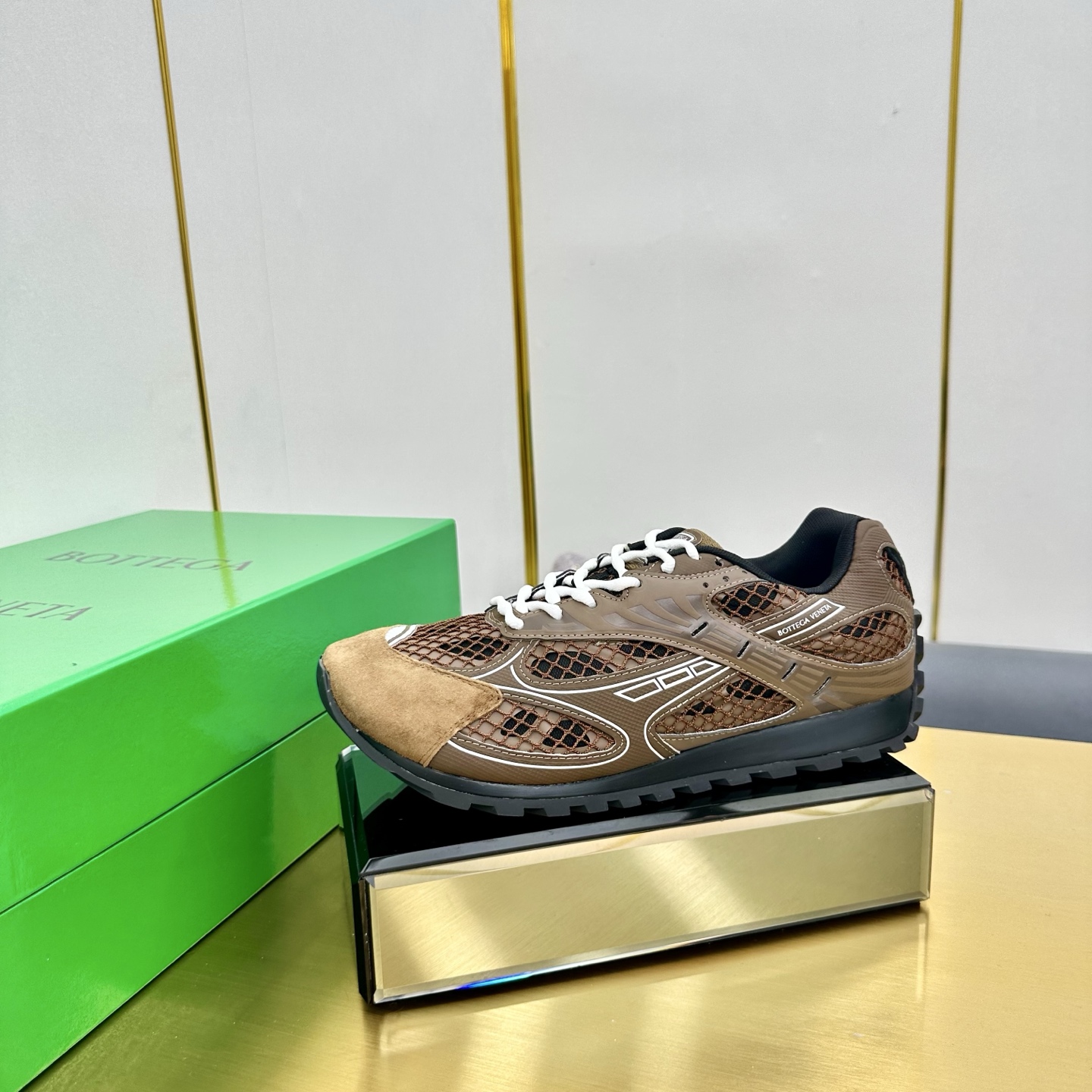 NO:416166,[Dongguan BV counters with the same sports series Forrest Gump shoes] Recommended BV counters with the same trendy and cool big hit dad shoes. It is neutral and handsome and versatile, with both appearance and feel of feet online!  I don't allow sisters to not know her existence, so I wear it in beautiful color: black, green, brown, blue, silver, upper: genuine leather + mesh, comfortable and breathable, outsole: same rubber sole for counter, light and comfortable, inner: breathable mesh, original box packaging, Size: 35-45, casual shoes/sports shoes, bottega veneta, sneakers19860909【东莞产BV专柜同款运动系列阿甘鞋老爹鞋】重磅推荐BV专柜同款潮酷大爆款老爹鞋来啦中性风帅气又百搭、颜值和脚感都在线！我不允许姐妹们不知道她的存在,穿上美呆啦  颜色:黑色 绿色 棕色 蓝色 银色 鞋面:真皮+网面 舒适透气 大底:专柜同款橡胶底 轻便舒适 内里:透气网布  原盒包装 尺码:35-45,休闲鞋/运动鞋,bottega veneta,sneakers,Women's Shoes