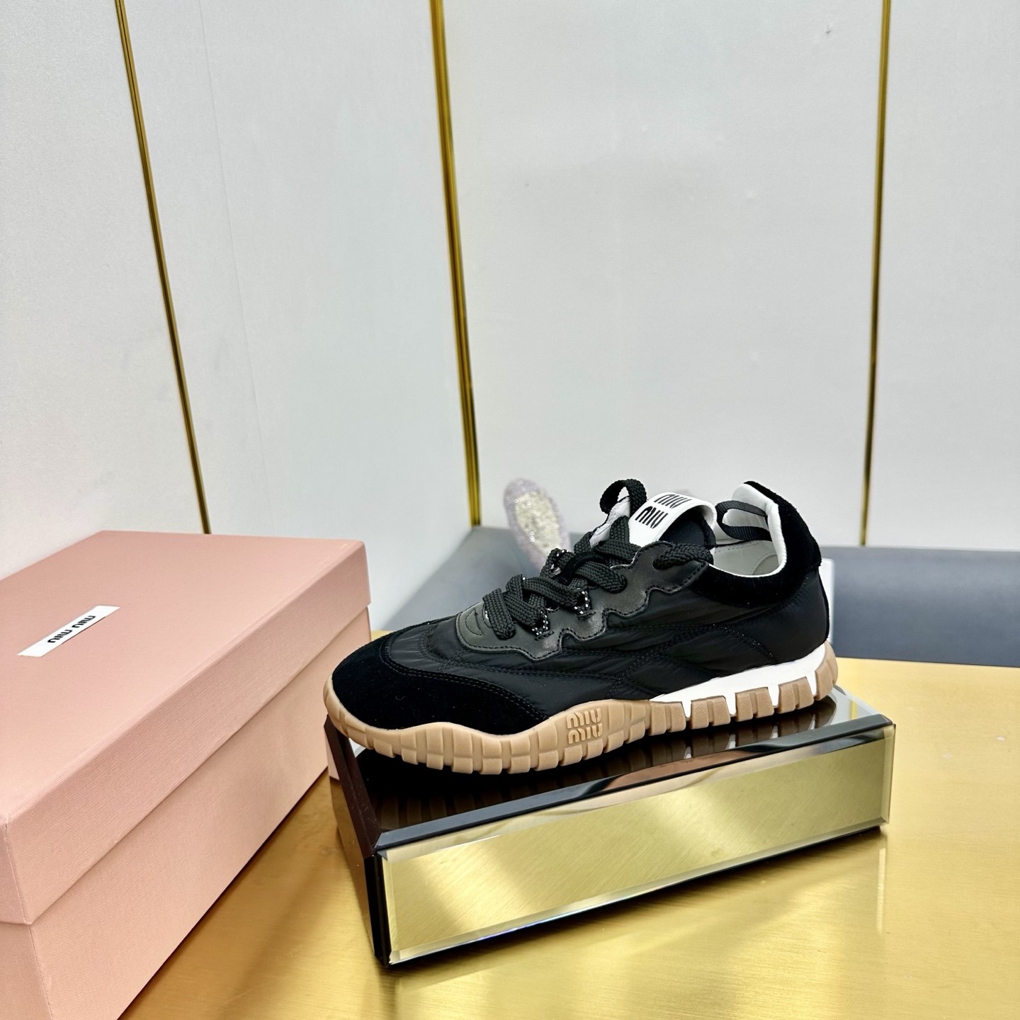 NO:234885,MiuMiu/Miu Miu 2025 spring and summer new German training shoes are coming in full comfort, beautiful and easy to wear, easy to wear, casually matched, high-end, bold and avant-garde design, Miu Miu style is integrated into the simple lines of this thick-soled canvas sneaker, the unique logo is decorated on the tongue and back of the shoe, embellished with retro design, adding iconic elements!  Thick sole design defines avant-garde modern style. Original custom fabric. Original custom fabric. Original custom cowhide. Original custom cowhide. Original open mold. Anti-slip rubber outsole. Size 35-40. Color on white. Black. Gray. Yellow. Military green. Casual shoes/sports shoes. Miumiu. Sneakers. Cowhide.19860909MiuMiu/缪缪2025春夏新款德训鞋火火来袭上脚舒适度拉满 好看好穿又轻便 随意搭配 筒约又高级,大胆前卫的设计,Miu Miu风格融于此款厚底帆布运动鞋的简约线条,别致徽标饰于鞋舌与背面,点缀复古设计,平添标志性元素！厚底设计定义前卫的现代风格 面料原版定制布料牛反绒  内里原版定制牛皮里 鞋底原版开模防滑橡胶大底 码数35-40 颜色米白色 黑色 灰色 黄色 军绿色,休闲鞋/运动鞋,miumiu,sneakers,cowhide,Women's Shoes