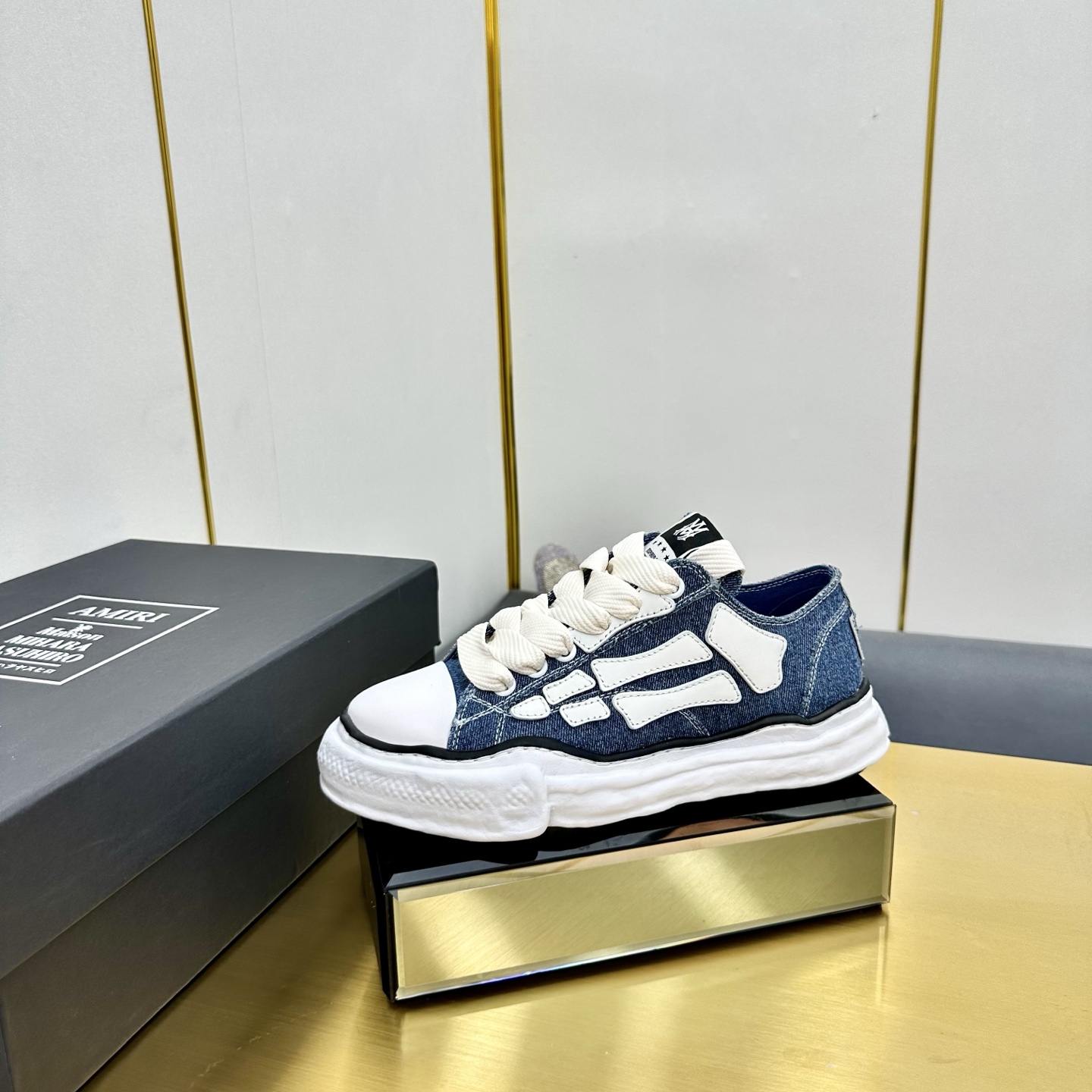 NO:234862,Couple style AMIRI×MMY bone shoes co-branded by Yasuhiro Mihara | 2025 Spring and Summer New Products 2025 Counter New Styles Hot Counter Styles Hot Mihara Yasuhiro Bone Shoes co-branded by canvas shoes series ~ This bone shoes co-branded by MMY has always been popular. The designer boldly conceived and combined with the trend of the times, perfectly released. Super comfortable and versatile, new sports style design is perfect. Many internet celebrities are wearing it. The favorite of sweet and cool girls. The irregular sole will look cute and delicate and casual, so that the look can reveal a touch of sweet and cool temperament... Upper Original custom imported Monica   cowhide inner Original custom imported canvas footbed imported canvas Outsole Original open molded steel stamp pU combination sole height 4.5cm Size number  Female 35-41 Male 38-45 (Female 41 Male 38.45 Customized), Casual Shoes/Sports Shoes, amiri, mmy, sneakers, cowhide19860909情侣款联名款 AMIRI×MMY骨头鞋联名三原康裕 | 2025 2025春夏新品 专柜新款爆款三原康裕骨头鞋联名款帆布鞋系列～ 这款 骨头鞋联名MMY一直热度不减 设计师大胆构思,结合时代潮流气息,完美出炉.超级舒适百搭、全新运动风格设计,堪称完美,超多网红明星在穿,甜酷女孩的最爱 不规则的大底会显得可爱又秀气随意的搭配,即可让造型透露出一丝甜酷气质…… 鞋面 原版定制进口莫尼卡布 牛皮 内里 原版定制进口帆布 垫脚 进口帆布 大底 原开模钢印pU组合大底 底高 4.5cm 码数 女35-41男38-45（女41男38.45定制）,休闲鞋/运动鞋,amiri,mmy,sneakers,cowhide,Women's Shoes