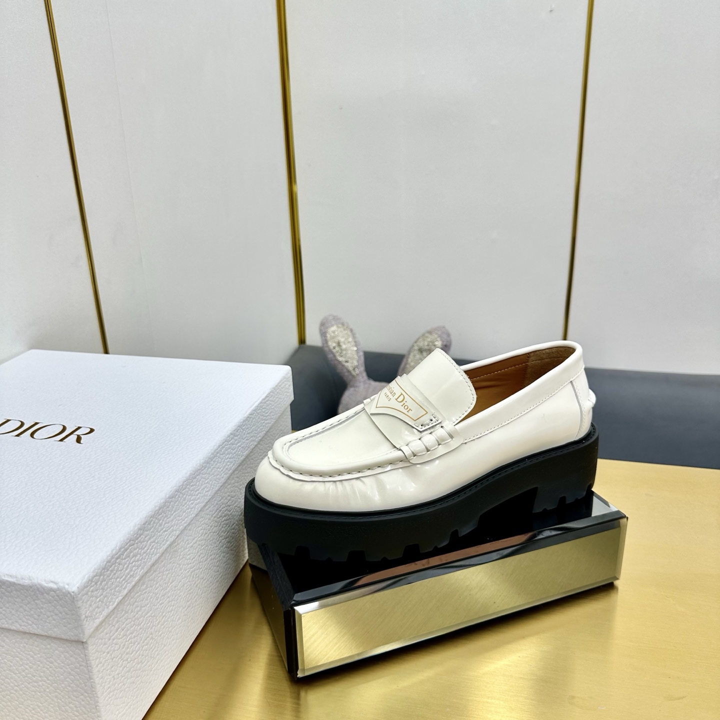 NO:234883,The same style as star Kim Ji-soo. DIOR CHRONO. D-home new product for the annual counter of the new autumn and winter. New loafers in autumn and winter ~ top quality. Purchase the original version and carefully crafted to replicate the original version and the style is super positive. A beautiful shoe and top version matching item that major celebrities have planted grass is effortless and fashionable outfit. The temperament of foot, casual, commuter office workers, fashionable streets, date casually. The front is decorated with the golden Christian Dior PARIS logo. Dior's extraordinary exquisite craftsmanship is incorporated into the classic design. Reinterpret the classic design. Full of details... The quality is completely consistent with the counter. Material - imported beaded beaded cowhide with the brand's latest exclusive pattern fabric. The inner foot is full of cowhide. The original mold opens the sole. The configuration of the counter original packaging.  SIZE35-40 (41 can be customized), loafers, dior, dior, dior, loafers, cowhide19860909明星金智秀同款. DIOR CHRONO 迪奥. D家高版本年度专柜新品. 秋冬新款乐福鞋～顶级品质. 购入原版,精心打造、只为复刻原版一致、版型超正. 各大明星网红纷纷种草的一款美鞋、顶版搭配单品里就是毫不费力的时髦穿搭. 上脚气质 随性 通勤上班族 时髦街头.约会随意休闲. 正面饰以金色Christian Dior PARIS标志. 再融入 Dior 非凡的精湛工艺. 重新诠释经典设计.细节满满…品质完全与专柜一致. 材质-进口开边珠牛皮搭配品牌最新专属花纹布料. 内里垫脚全牛皮. 原版开模大底. 配置专柜原版包装. SIZE35-40（41可订做）,乐福鞋,dior,dior,dior,loafers,cowhide,Women's Shoes