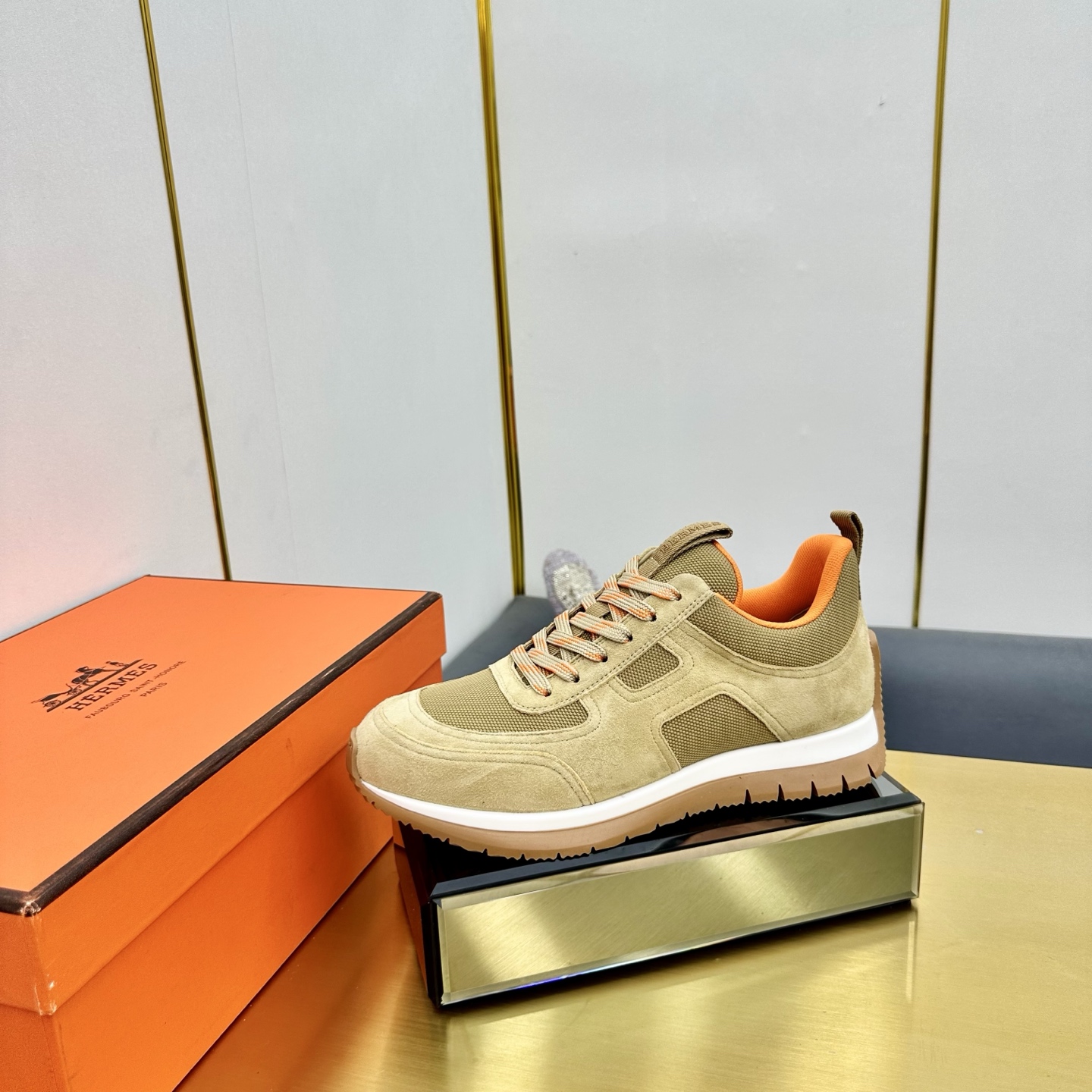 NO:234872,Top version of couples Hermes Jimmy series couples thick sole casual sneakers original purchase and development Made this jimmy high-tech canvas and suede goatskin sneakers, paired with grooved rubber sole. Create a modern hiking style. Exquisite packaging for delivery counter. Original custom imported cowhide   mesh. Inner original custom breathable mesh. Outsole original open mold-proof rubber material. Sole thick 3CM Size women's 35-41/men's 39-45 (female 41 and men's 45 customization), casual shoes/sports shoes, hermes, hermes, jimmy choo, sneakers, cowhide, sheepskin, chamois leather19860909顶级版本情侣款 Hermes爱马仕 Jimmy系列 情侣款 厚底 休闲 运动鞋 原版购入开发 做货 这款jimmy 高科技帆布和麂皮山羊皮运动鞋,搭配凹槽橡胶鞋底.打造现代徒步风格 配送专柜精美包装 面料原版定制进口牛皮 网面 内里原版定制透气网里 大底原版开模防滑橡胶材质 底厚3CM Size女款35-41 / 男款39-45（女41男45定制）,休闲鞋/运动鞋,hermes,hermes,jimmy choo,sneakers,cowhide,sheepskin,chamois leather,Women's Shoes