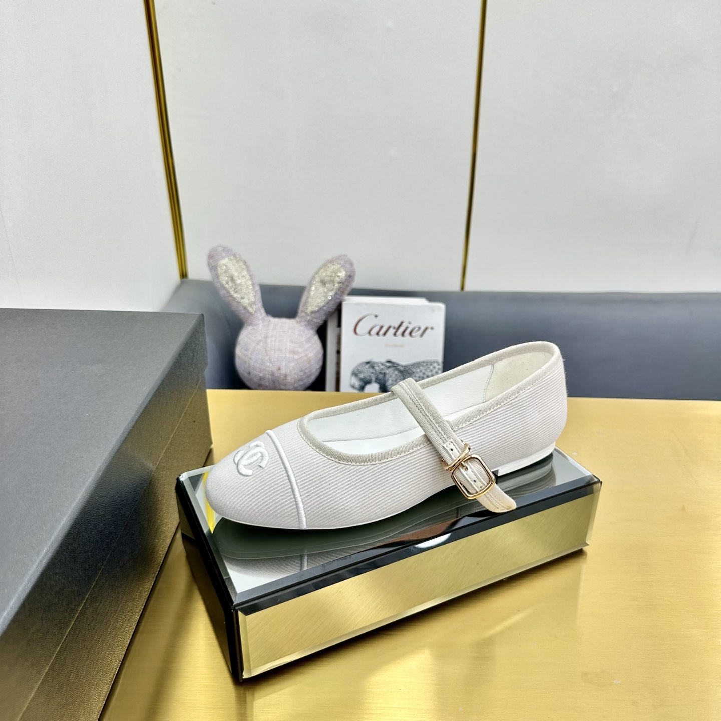 NO:234873,CHANE*｜Xiaoxiang 24S early spring new product retro color-blocked square-toed Lizhen shoes This year's most beautiful Mary Jeans and pleated skirts, or wear them on a more formal occasion. It's also invincible with socks in autumn and winter. This Mary Jean shoes have a lady-like temperament. The upper is imported lambskin, the inner foot pad is mixed-bred sheepskin Italian A-grade leather sole Size35-39 (customized on 40/41), ballet shoes, chanel, mary jane, skirts, jeans, sheepskin, Leather soles, socks19860909CHANE*｜小香24S早春新品 复古拼色方头丽珍鞋 本年度最美玛丽珍鞋 无法抗拒的高级与优雅! 无论是搭配牛仔裤百褶裙 还是穿去较正式场合都可以的. 秋冬配袜子也都是无敌美 这款玛丽珍鞋自带大小姐风气质 鞋面是进口小羊皮 内里垫脚是混种羊皮 意大利A级真皮大底 Size35-39（40/41定制）,芭蕾舞鞋,chanel,mary jane,skirts,jeans,sheepskin,Leather soles,socks,Women's Shoes