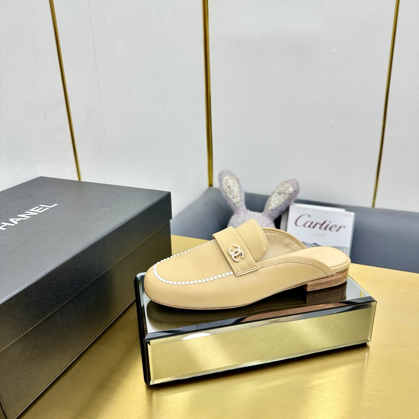 NO:234879,2025 Xiaoxiang must-have items for this season in autumn and winter!  !  Chanel's autumn and winter heavy industry hot product, Xiaohongshu is highly recommended, it looks good no matter how you match it, and it is a must-have for fashionable things. Chanel's women love simple but irresistible combinations show unique styles of dressing, free mixing and matching, and keep up with the fashionable pace of Grandma Shixiang!  !  !  Exquisite details enlarge the original mold opening hardware buckle. Top version purchasing level is created ★The upper is made of original custom cowhide (silk) sheepskin inner lining, sheepskin footbed, genuine leather sole, size 35-39 (customized for 40 and 41), loafers semi-trail, chanel, loafers, cowhide, sheepskin, silk fabric198609092025小香 本季秋冬季必备单品！！ 香奈儿秋冬重工爆款 小红书力推款,怎么搭配都好看,时髦精必备,香奈儿女士钟爱简约又难以抗拒系搭配展现与众不同的穿搭风格、自由混搭闪耀到位跟紧香奶奶时尚步伐！！！精致细节放大看原版开模五金扣 顶级版本代购级别打造★鞋面采用原版定制牛皮（绸缎）羊皮内里,羊皮垫脚,真皮底,码数35-39（40、41定做）,乐福鞋半拖,chanel,loafers,cowhide,sheepskin,silk fabric,Women's Shoes