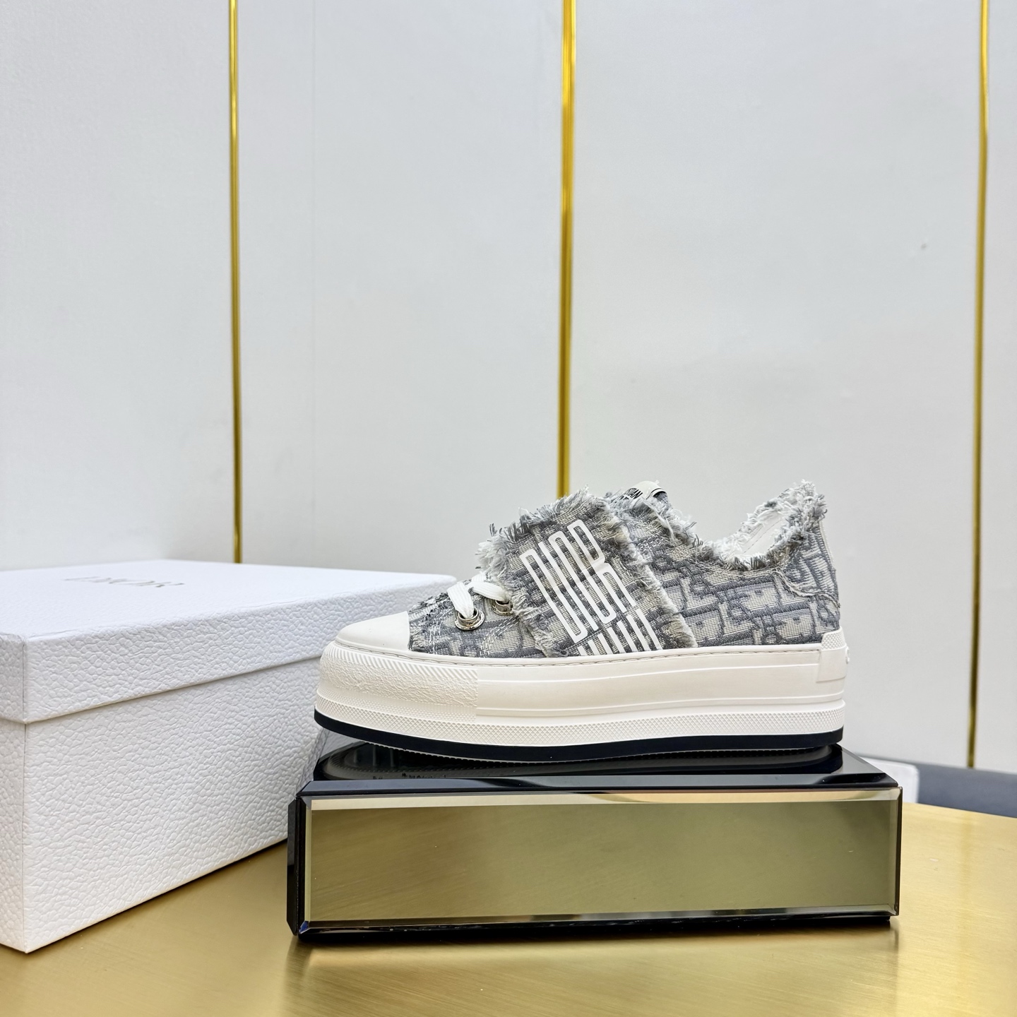 NO:234870,High-version. Original purchase and development Heavy industry model h or This Dior Vibe thick-soled shoes incorporates Dior's classic elements style low-top casual thick-soled trendy shoes and shoes. The side is decorated with the same color CD Diamond pattern canvas inserts. CD Logo styled two-color lucky star rubber soles, tongues and uppers are decorated with special details. Heavy industry canvas hand-teared cloth strips. This highlights the luxury of this shoe. Makes the styling more refined. Improves comfort and support. The thick sole is superior to the feet. Fashionable and versatile, which can add luster to various shapes. Original custom CD canvas inner lining original custom super soft breathable water dyed sheepskin inner lining original unmolded rubber two-color outsole thick 5CM configuration counter genuine original packaging  Size35-40 (41.42 custom made), casual shoes/sports shoes, dior, dior, sneakers, sheepskin19860909高版本.原版购入开发 重工型h or 这款Dior Vibe迪奥厚底鞋融入 Dior 的经典元素风格低帮休闲厚底潮鞋板鞋单品 精心制作. 侧面饰以同色调 CD Diamond 图案帆布镶片. CD Logo 造型双色幸运星橡胶鞋底、鞋舌和鞋面均饰以特色细节. 重工型帆布手工手撕布丝条. 更彰显此鞋气质奢华. 令造型更加精致. 提升舒适感和支撑效果. 厚底搭配上脚高人一等. 时尚百搭,可为各式造型增光添彩 . 面料原版定制CD帆布 内里原版定制超级柔软透气水染羊皮内里 大底原版开模橡胶双色大底 底厚5CM 配置专柜正品原版包装 Size35一40（41.42订做）,休闲鞋/运动鞋,dior,dior,sneakers,sheepskin,Women's Shoes