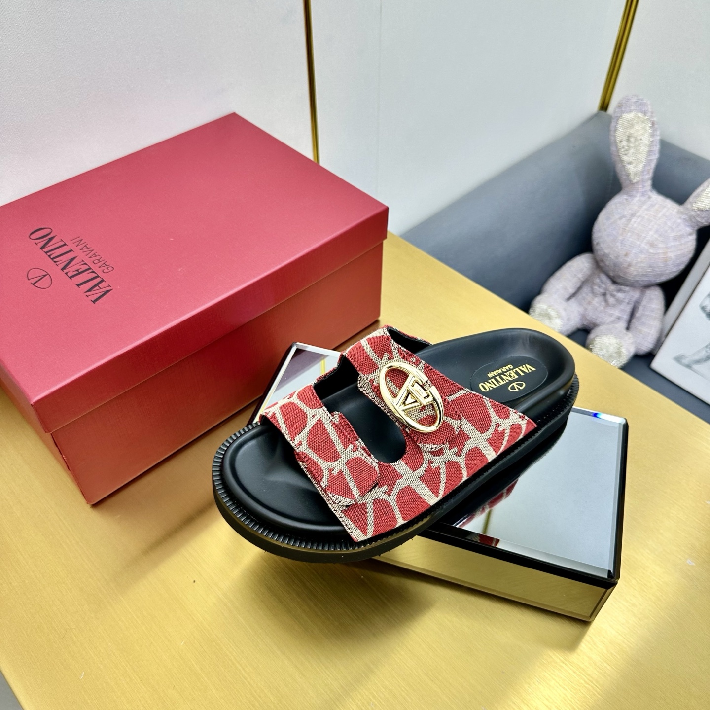 NO:242761,25ss Valentino latest sandals original open mold lightweight wear-resistant velvet outsole size 35-42, slippers, valentino, sandals, slippers1986090925ss华伦天奴最新款凉鞋 原版开模轻便耐磨绒大底 35-42码,拖鞋,valentino,sandals,slippers,Women's Shoes