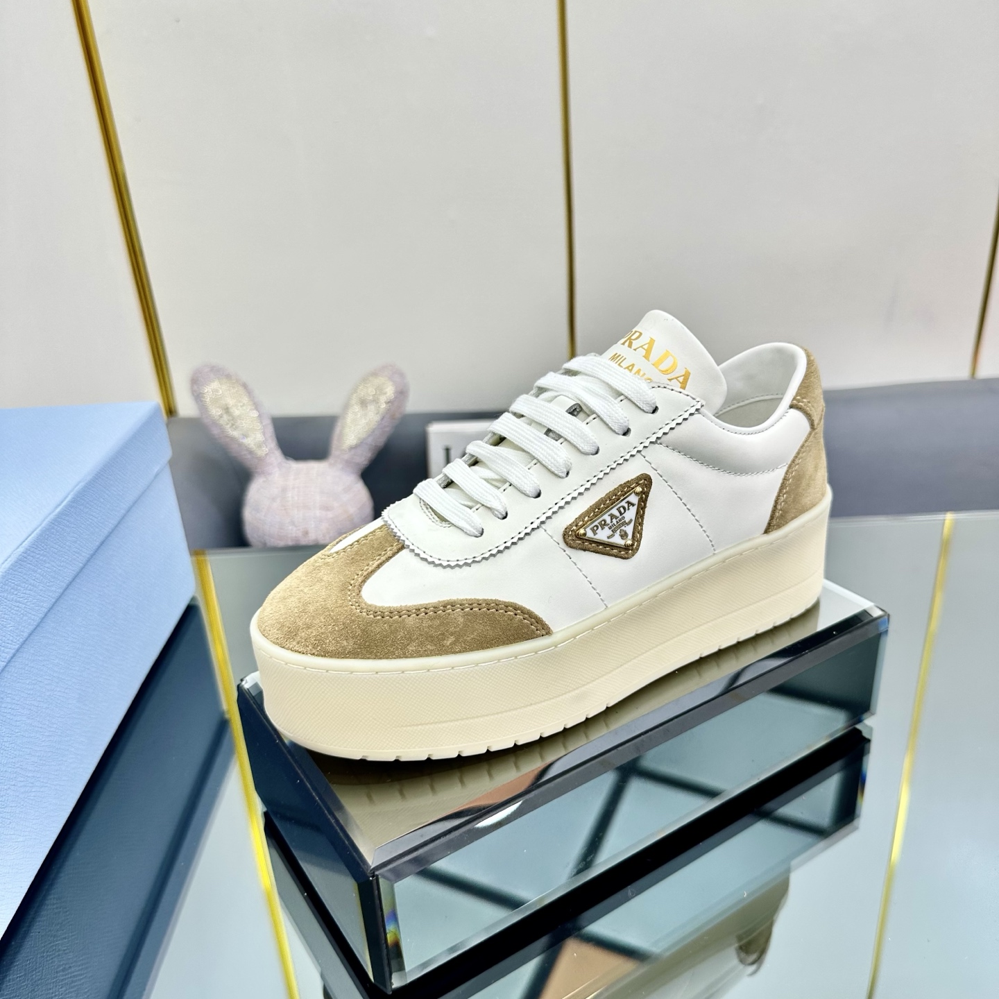 NO:421934,The new PRADA counter is launched simultaneously. The original mold-opening anti-slip sole, exquisite lines, simple and atmospheric, super comfortable and upscale, leisure and travel. The little loli's welfare is here, high-rise thick-soled shoes. Size: 35-41, casual shoes/sports shoes, prada, prada, sneakers19860909新款PRADA(普拉达)专柜同步上市.原版开模防滑大底,精美线条、简约大气,上脚感超级舒适上档次、休闲旅游.小萝莉的福利来了,增高厚底鞋. 码数:35-41,休闲鞋/运动鞋,prada,prada,sneakers,Women's Shoes