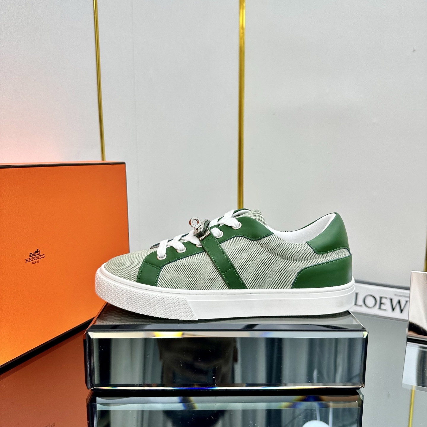 NO:422158,Men's Hermes Kelly buckle couples' H-lace-up thick-soled sports shoes. The craftsmanship is extremely high, and the counter is launched in the new. Every detail of the shoes is very attentive, quite eye-catching, and the elegant splicing elements highlight the outstanding temperament!  The fashionable flying lace-up method adds a casual atmosphere. The exquisite lines can invisibly better reflect the family design language, interspersed with exquisite lines, perfectly fit the foot shape, naturally outline the fashionable outline, achieve visual impact effect, and fully interpret a different sports style!  Imported fabric cowhide/Yangjing/foot-pad mixed sheepskin, comfortable feet, ip tpu big sole, seamless combination of German technical irradiation machine, lightweight, high elastic, non-slip and wear-resistant!  Original box packaging Size#women 35-40 #men 39-46 (women 40, men 46 customized, no return or exchange), casual shoes/sports shoes, hermes, hermes, sneakers, cowhide, sheepskin, sheep19860909男 Hermes爱马仕 Kelly扣 情侣款H系带厚底运动鞋板鞋 工艺极致,同步专柜上新.鞋子的每一个细节都特别用心,相当惹眼,雅致的拼接元素,凸显不俗的气质！ 时尚飞织系带方式,增添休闲的气息,精致的线条,无形之中能够更好体现出家族式的设计语言,穿插精致的线条 完美契合脚型,自然的勾勒出时尚的轮廓,达到视觉上的冲击效果,充分演绎不一样的运动风格！ 面料进口牛皮/羊京/垫脚混种羊皮,脚感舒适,ip tpu 大底,德国技术照射机无缝组合 轻便高弹,防滑耐磨！原盒包装 Size#女35-40 #男39-46（女40 男46订做不退换）,休闲鞋/运动鞋,hermes,hermes,sneakers,cowhide,sheepskin,sheep,Women's Shoes