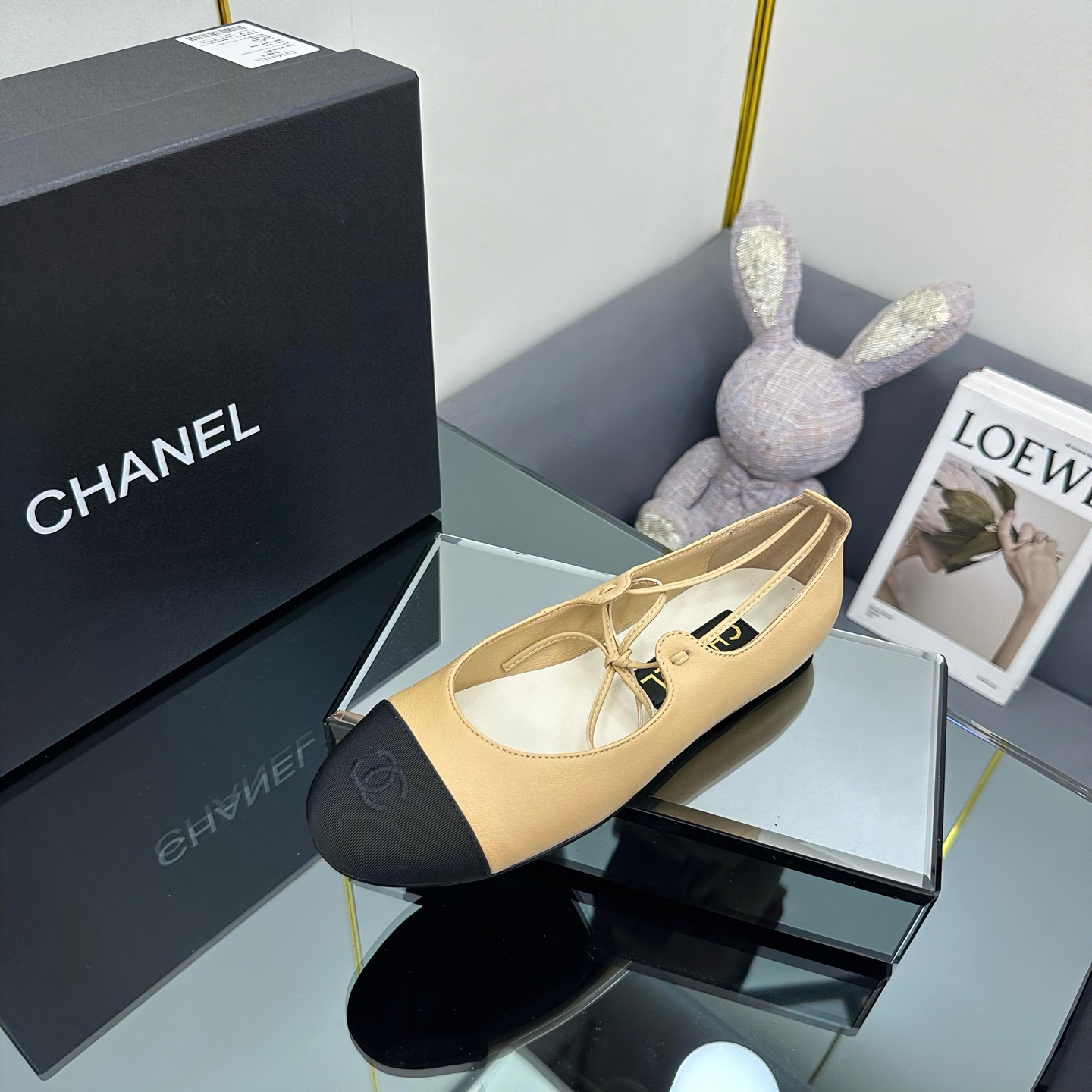 NO:222052,CHANEL CHANEL 2025P Early spring Milan catwalk super hot bow straps Mary Zhen shoes flat heel flat sole shoes Xiaoxiang C home super sexy pair of flat sole shoes. It is very outstanding with small sole sole shoes. The most beautiful Mary Zhen shoes of the year are paired with sexy small soles. The cute and playful shoes are just right. The feeling of a rich family is rich. The upper calf leather upper, inner footbed sheepskin sole Italian leather sole size 35-39 (40.41 fixed), Mary Zhen, chanel, chanel, chanel, mary jane, cowhide, sheepskin, socks19860909CHANEL 香奈儿小香2025P 早春米兰走秀款超火蝴蝶结绑带玛丽珍鞋 平跟平底单鞋 小香C家超级性感的一双平底小单鞋 单穿配个小袜子都非常出彩 本年度最美玛丽珍鞋搭配性感小单鞋 将可爱俏皮拿捏得恰到好处 自带富家千金的感觉 鞋面小牛皮 内里垫脚羊皮 鞋底意大利真皮底 码数35-39（40.41定）,玛丽珍,chanel,chanel,chanel,mary jane,cowhide,sheepskin,socks,Women's Shoes