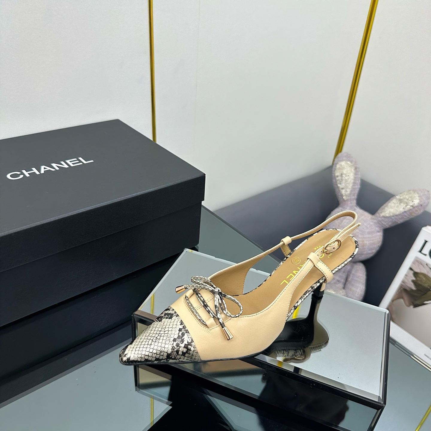 NO:222046,55n Chanel's pointed high-heel bow-shaped sandals are a collision of fashion and classic. The color-blocking design is bold and eye-catching. The combination of black and white, gold and pink shows unique taste. The iconic bow elements add playfulness and softness. The stiletto heels make the elegance enhance the temperament. From material to craftsmanship, every detail reflects Chanel's high quality. It is suitable for evening wear on important occasions and shows gorgeousness; it can also match the simple suit during daily commuting, showing ability. When wearing it, you not only have a pair of shoes, but also the exquisite and fashionable attitude represented by Chanel, which easily becomes the focus of the streets and show. Fabric imported sheepskin Outsole: Italian leather outsole Size#35-39 (40 41  Custom made no return or exchange), sandals, chanel, sandals, sheepskin, Leather soles1986090955n香奈儿的这款尖头高跟蝴蝶结后空凉鞋,是时尚与经典的碰撞.拼色设计大胆又吸睛,黑与白、金与粉的搭配,尽显独特品味.标志性的蝴蝶结元素,增添俏皮与柔美.细高跟的造型,优雅提升气质. 从材质到工艺,每一处细节都体现香奈儿的高品质.它既适合在重要场合搭配晚装,展现华丽；也能在日常通勤时与简约套装相配,彰显干练.穿上它,你不仅拥有的是一双鞋子,更是香奈儿所代表的精致时尚态度,轻松成为街头与秀场的焦点. 面料进口绵羊皮 大底:意大利真皮大底 Size#35-39（40 41 订做不退换）,凉鞋,chanel,sandals,sheepskin,Leather soles,Women's Shoes