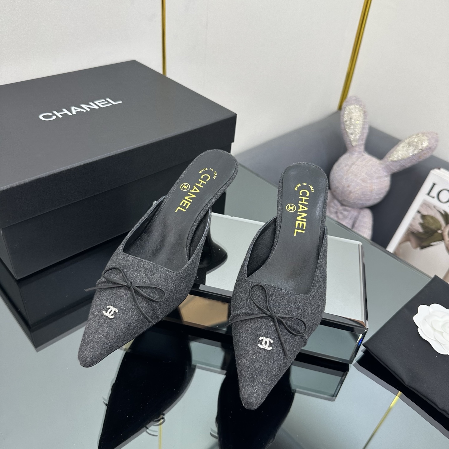 NO:222040,55n Chanel's pointed high-heel bow-length sandals are a collision of fashion and classic. The color-blocking design is bold and eye-catching. The combination of black and white, gold and pink shows unique taste. The iconic bow elements add playfulness and softness. The stiletto heels make the elegant and elegant enhancement. From material to craftsmanship, every detail reflects Chanel's high quality. It is suitable for evening wear on important occasions and shows gorgeousness; it can also match the simple suit during daily commuting, showing ability. When wearing it, you not only have a pair of shoes, but also the exquisite and fashionable attitude represented by Chanel, which easily becomes the focus of the streets and show. Outsole: Italian leather outsole Size#35-39 (40 41 Custom made non-return and exchange), semi-torque, chanel, sandals, Leather soles1986090955n香奈儿的这款尖头高跟蝴蝶结后空凉鞋,是时尚与经典的碰撞.拼色设计大胆又吸睛,黑与白、金与粉的搭配,尽显独特品味.标志性的蝴蝶结元素,增添俏皮与柔美.细高跟的造型,优雅提升气质. 从材质到工艺,每一处细节都体现香奈儿的高品质.它既适合在重要场合搭配晚装,展现华丽；也能在日常通勤时与简约套装相配,彰显干练.穿上它,你不仅拥有的是一双鞋子,更是香奈儿所代表的精致时尚态度,轻松成为街头与秀场的焦点. 大底:意大利真皮大底 Size#35-39（40 41 订做不退换）,半拖,chanel,sandals,Leather soles,Women's Shoes