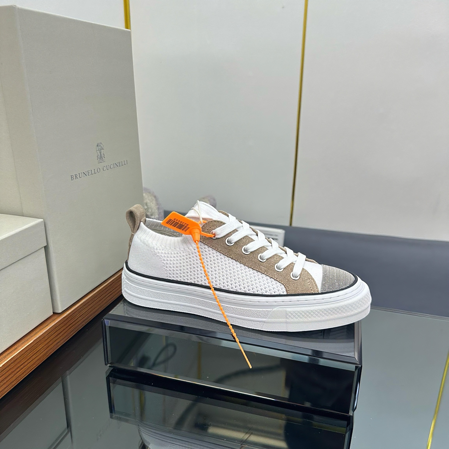 NO:222013,/ Brunelo Cucinelli new style · Knitted sneakers wear style · Off-white knitted spliced ​​calfskin · Rubber flat · Shoe mouth with double lifting ring · Iconic Monili chain trim details Comparison toe · Original pull-up craftsmanship · Full set of original packaging boxes · Size 35 36 37 38 39 40 41 42, casual shoes/sneakers, cowhide19860909/ 布鲁内洛·库奇内利新款 · 针织运动鞋 穿套式 ·米白色针织拼接小牛皮 ·橡胶平底 ·鞋口饰有双提鞋环 ·标志性Monili链饰细节 对比鞋头 ·原版拉帮工艺 · 全套原版包装盒 ·码数35 36 37 38 39 40 41 42,休闲鞋/运动鞋,sneakers,cowhide,Women's Shoes