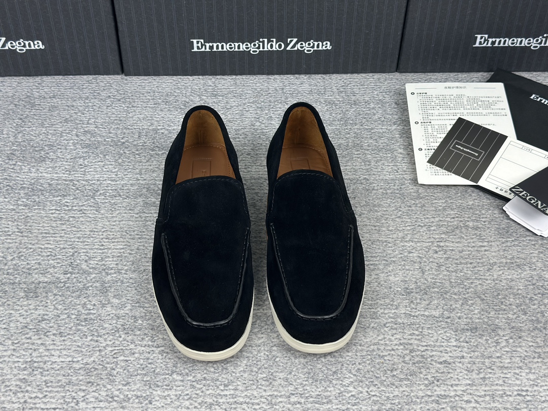 NO:271175,Ermenegildo Zegna Casual Foot Loafers This casual foot cover is made of soft suede material, with an upright Mark hand-made oiled edge design for shining and charming luster. The classic shoes are all-round interpretation of the exquisite casual style. The flexible collision structure is matched with a lightweight foam rubber outsole to increase more durability. The upper is made of soft suede, which creates a light texture. The exquisite imported calfskin lining combines extraordinary toughness to bring a unique fit. Very lightweight foam rubber sole. The neckline is reversed, and the calfskin lining car midsole last method. Easy to wear and take off the foot design. Black/dark brown/haze blue/rust red/khaki Five-color 39/40/41/42/43/44 Standard leather shoe size  Special packaging, with shoe storage bags!  No. 85FH220855650, zegna,loafers,cowhide,chamois leather19860909Ermenegildo Zegna 杰尼亚 休闲套脚乐福鞋 这款休闲套脚乐福鞋面料选用柔软麂皮材质,脚背直立马克手工油边设计,闪耀动人光泽.经典鞋履全方位演绎是精致的休闲风格.灵活的撞搭结构搭配轻质发泡橡胶外底,增加更多耐久性. 鞋面料选用柔软麂皮制作,成就轻盈质地,精致新西兰进口小牛皮衬里结合非凡韧性,带来独一无二的贴合感.非常轻盈的轻质发泡橡胶鞋底.领口部位反车做法,小牛皮衬里车中底套楦做法.易穿脱套脚设计. 黑色/深棕色/雾霾蓝色/铁锈红/卡其色 五色入 39/40/41/42/43/44 标准皮鞋尺码 专柜包装,随附鞋履收纳袋！ 编号85FH220855650,,zegna,loafers,cowhide,chamois leather,Men's shoes
