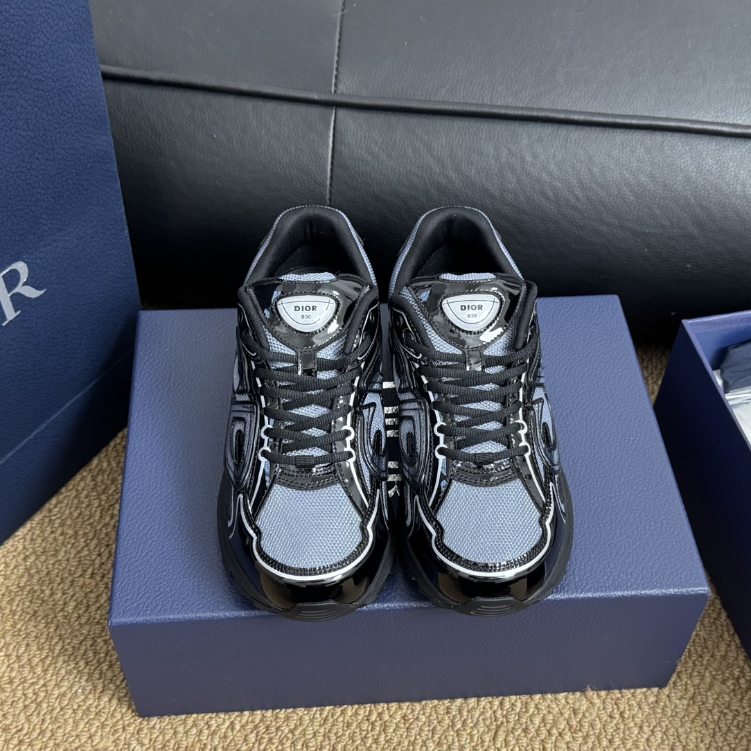 NO:670131,D's latest popular casual sports shoes B30 have been fully updated and upgraded to 14 colors. The original high-end customization [looks like NB?  Now is the era of D'O B30. 'Dad Shoes' style shoes that comply with the retro market trend!  The Dio* logo on the tongue also indicates the model number of this pair of shoes is B30!  The shoe body is made of fine-textured leather and mesh cloth materials. Conspicuous reflective letters CD are affixed on both sides of the shoe body to indicate identity. Many lines on the shoe body outline the details, making the overall shoe look less monotonous. Equipped with cream-colored EVA and rubber mixed outsole, full of retro style. Size35-45, casual shoes/sports shoes, dior, dior, sneakers19860909D家最新火爆休闲运动鞋B30  全面已更新升级至14个色系 原版高端定制【撞脸NB？现已是D奥B30】时代 顺应复古市场趋势的「Dad Shoes」风格鞋款！ 鞋舌上的Dio*标志,也注明了这双鞋的型号为 B30！运用了质感细腻的皮革与网眼布面材 质拼接成鞋身,鞋身两侧贴有显眼的反光字母CD表明身份,鞋身多处线条勾勒细节,让鞋子整体看起来不那么单调.搭载奶油色EVA、橡胶混合大底,复古风十足 Size35-45,休闲鞋/运动鞋,dior,dior,sneakers,Women's Shoes