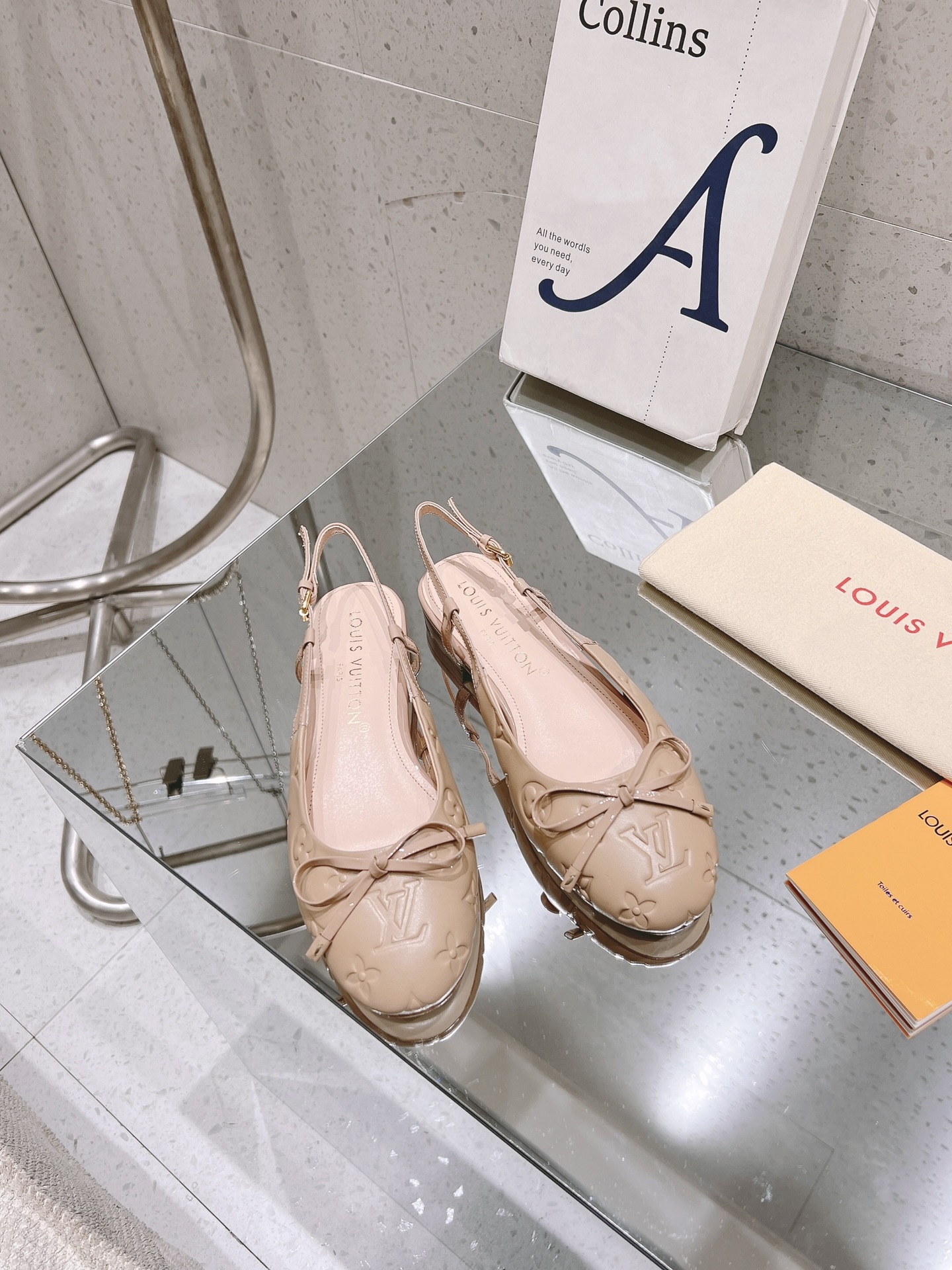 NO:247204,Backless Nina ballet shoes reinterpret classic round toe shoes. The feminine style is made of soft calfskin and decorated with the iconic Monogram embossed pattern. The unique design is finished by the brand's iconic canvas bow and thin leather sole. Upper embossed cowhide Inner: Sheepskin Inner Outsole Italian leather outsole Shoe size: 35-40 (40 custom made without return) Heel height: Flat, ballet shoes, cowhide, sheepskin, Leather soles19860909露背 Nina 芭蕾舞鞋重新诠释经典圆头鞋.极具女性魅力的款式采用柔软的小牛皮制成,饰有标志性的Monogram压花图案.独特的设计由品牌标志性帆布的蝴蝶结和薄皮鞋底完成. 鞋面压纹牛皮 内里: 羊皮内里 大底意大利真皮大底 鞋码: 35-40（ 40定做不退换） 跟高: 平底,芭蕾舞鞋,cowhide,sheepskin,Leather soles,Women's Shoes