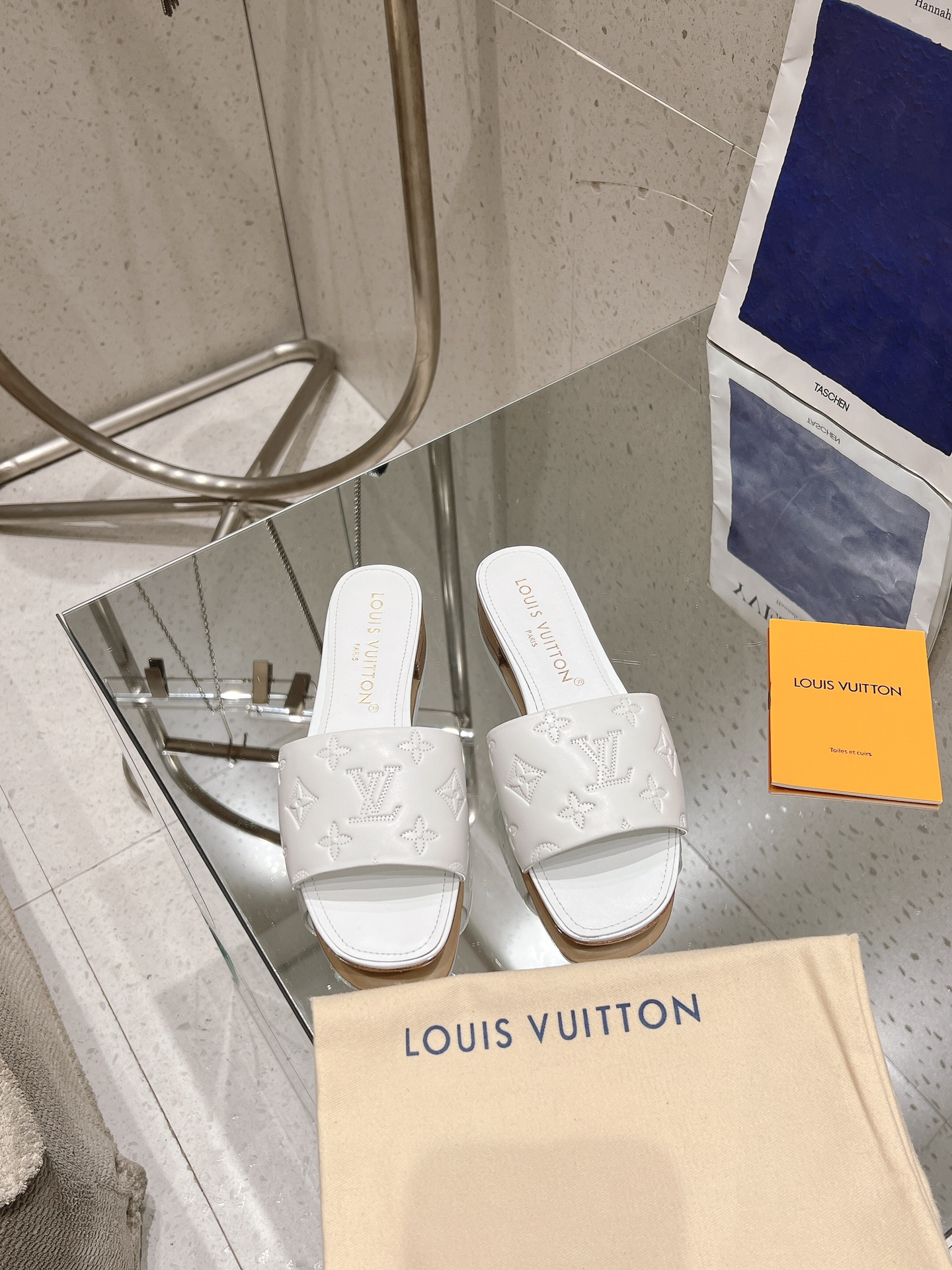 NO:787131,The latest 2025 L family early spring counter. This Neo Revival flat sandal reinterprets the classic Revival design with soft cow leather. The wide shoelaces are decorated with perforated Monogram patterns to present a fluffy and padded effect. The delicate leather outsole is upgraded and comfortable to wear. Upper: Original calfskin Lining: Sheepskin lining Italian genuine leather outsole Heel height: flat/5.5CM Shoe size: 35-42 (  40.41.42 Customized (non-returnable), slippers, slippers, cowhide, sheepskin, Leather soles198609092025最新 L 家早春款专柜 本款 Neo Revival 平底凉拖以柔软牛皮革重绎经典 Revival 设计,为宽幅鞋带点缀穿孔 Monogram 图案,呈现蓬松加衬效果.细腻皮革外底升级舒适穿着. 鞋面: 原版小牛皮 内里: 羊皮内里 大底意大利真皮大底 跟高:平底/5.5CM 鞋码: 35-42（ 40.41.42定做不退换）,拖鞋,slippers,cowhide,sheepskin,Leather soles,Women's Shoes