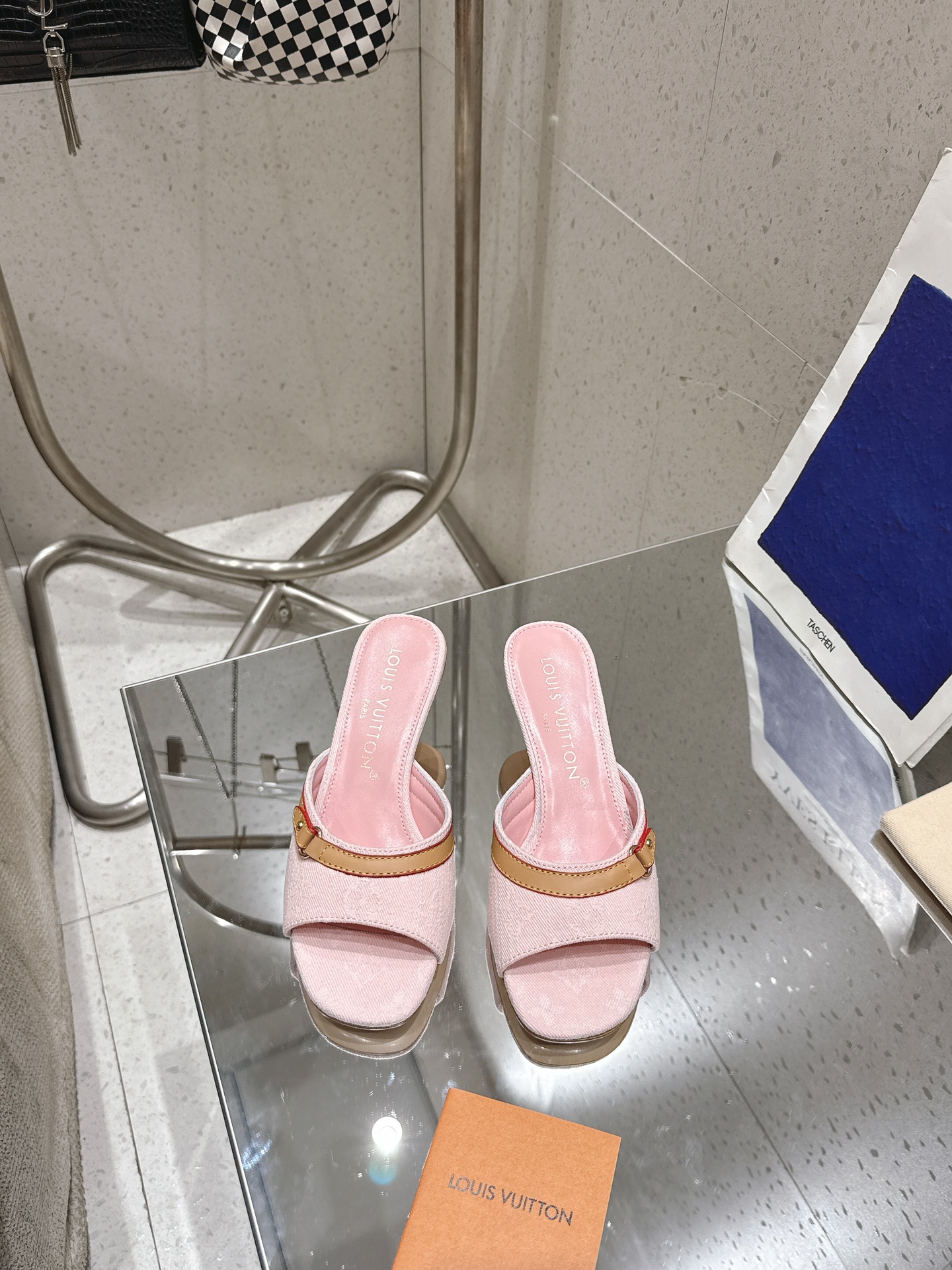 NO:420444,Version upgrade Top version Purchase level LV ss2 Added color LH 25 spring and summer tannin cat heel slippers The brown leather with tannin color is so outstanding!  The beautiful kitten heel is just right, high-end classic sexy and comfortable, full of the must-have items that summer shoes can give you!  Material: denim cowhide inner lid: footbed full sheepskin outsole: original outsole heel height: 5.5cm shoe size: 35-41 (40.41. Custom made no return or exchange), high heels slippers, louis vuitton, louis vuitton, high heels, slippers, cowhide, sheepskin19860909版本升级 顶级版本 代购级别 LV ss2 新增颜色 L家25春夏单宁猫跟拖鞋 单宁色搭配的棕色皮质,也太出彩了！ 刚刚好的绝美小猫跟,高级经典性感舒适, 拉满了夏日美鞋能给的满分搭配必备单品！ 材料:牛仔布牛皮 内里:垫脚全羊皮 大底:原版大底 跟高:5.5cm 鞋码: 35-41(40.41.定做不退换),高跟鞋拖鞋,louis vuitton,louis vuitton,high heels,slippers,cowhide,sheepskin,Women's Shoes