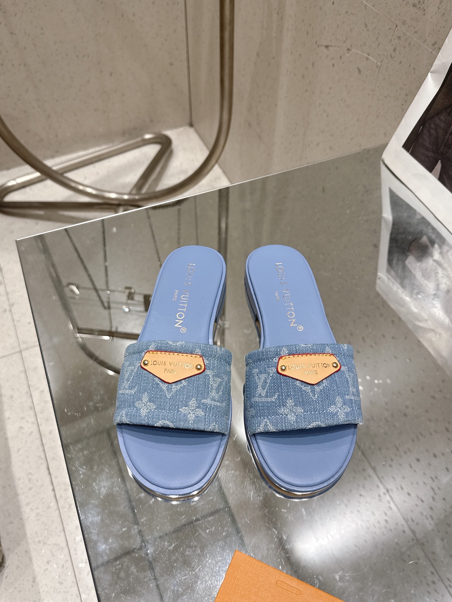 NO:787129,The top version of the denim slippers series Lily flat sandals are constructed with iconic Monogram denim to create a casual and elegant design. The wide upper is integrated with Louis Vuitton logo embossed leather labels and dazzling studs, which are similar to the leather goods series. The soft leather outsole embedded with rubber upgrades the comfortable experience. Material: imported denim fabric. Lining: foot-padded whole sheepskin. Outsole: original outsole. Heel height: flat. Shoe size:  35-41 (40.41. Customized items are non-refundable), slippers, louis vuitton, slippers, sheepskin19860909顶级版本 单宁布拖鞋系列 Lily平底凉拖以标志性 Monogram 丹宁布构筑闲雅设计,为 宽幅鞋面融入路易威登标识压纹皮革标签和耀目饰钉,与皮 具系列异曲同工.嵌入橡胶的柔软皮革外底升级舒适体验 材料:进口牛仔布料 内里:垫脚全羊皮 大底:原版大底 跟高:平底 鞋码: 35-41(40.41.定做不退换),拖鞋,louis vuitton,slippers,sheepskin,Women's Shoes