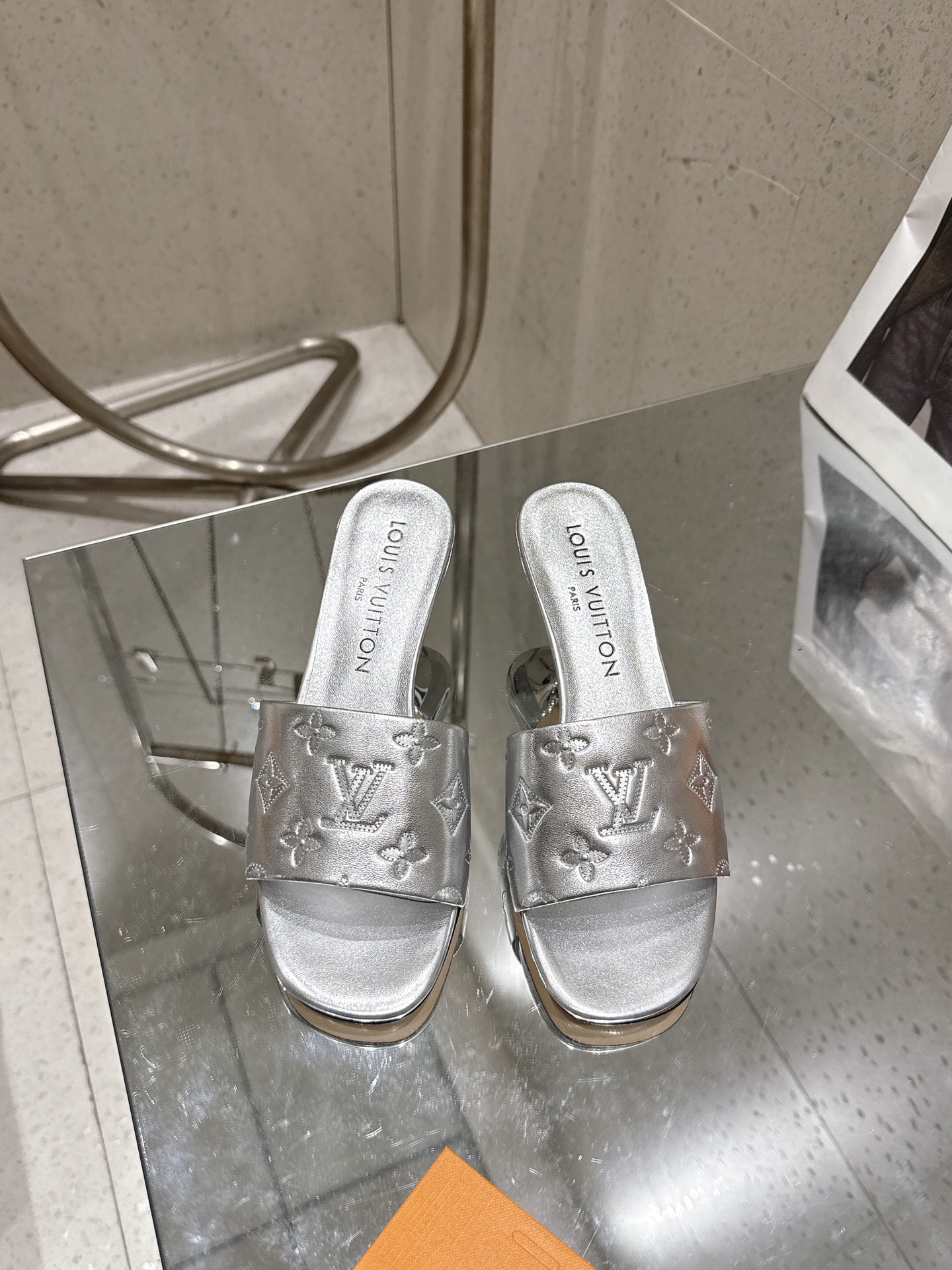 NO:787109,The latest 2025 L family early spring counter. This Neo Revival flat sandal reinterprets the classic Revival design with soft cow leather. The wide shoelaces are decorated with perforated Monogram patterns to present a fluffy and padded effect. The delicate leather outsole is upgraded and comfortable to wear. Upper: Original cowhide Lining: Sheepskin lining Outsole Italian leather outsole Heel height: flat/5.5CM Shoe size: 35-42 (  40.41.42 Customized (non-returnable), slippers, slippers, cowhide, sheepskin, Leather soles198609092025最新 L 家早春款专柜 本款 Neo Revival 平底凉拖以柔软牛皮革重绎经典 Revival 设计,为宽幅鞋带点缀穿孔 Monogram 图案,呈现蓬松加衬效果.细腻皮革外底升级舒适穿着. 鞋面: 原版牛皮 内里: 羊皮内里 大底意大利真皮大底 跟高:平底/5.5CM 鞋码: 35-42（ 40.41.42定做不退换）,拖鞋,slippers,cowhide,sheepskin,Leather soles,Women's Shoes