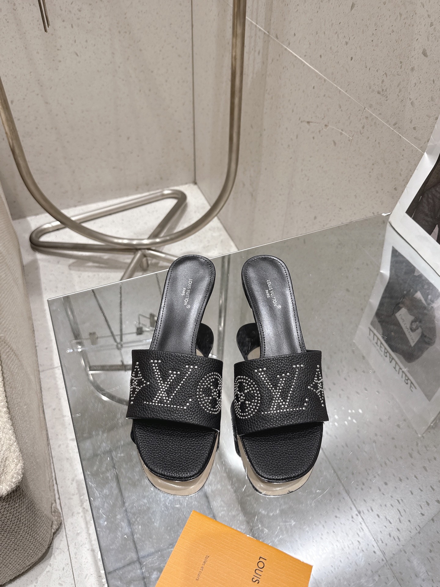 NO:787112,Purchasing agent level!  Fully matching package 26ss spring and summer new model This 6AM sandal is made of grained cow leather, with studs embellished with LV letters and Monogram flowers, making the wide upper shimmer with metallic luster. The charming kitten heel and soft leather outsole complete the whole. Material: calfskin Lining: Sheepskin Foot pad: Sheepskin Outsole Genuine leather Outsole High heel flat/5.5CM Shoe size:  35-42 (40.41.42 custom-made, non-refundable), slippers, louis vuitton, slippers, cowhide, sheepskin, Leather soles19860909代购级！全配套包装 26ss春夏新款 本款6AM凉拖取材粒面牛皮革,以饰钉构筑LV字母和Monogram花卉,令宽幅鞋面闪烁金属莹泽.妩媚小猫跟和柔软皮革外底完善整体. 材料小牛皮 内里: 羊皮 垫脚:羊皮 大底真皮大底 跟高平底/5.5CM 鞋码: 35-42(40.41.42定做不退换),拖鞋,louis vuitton,slippers,cowhide,sheepskin,Leather soles,Women's Shoes