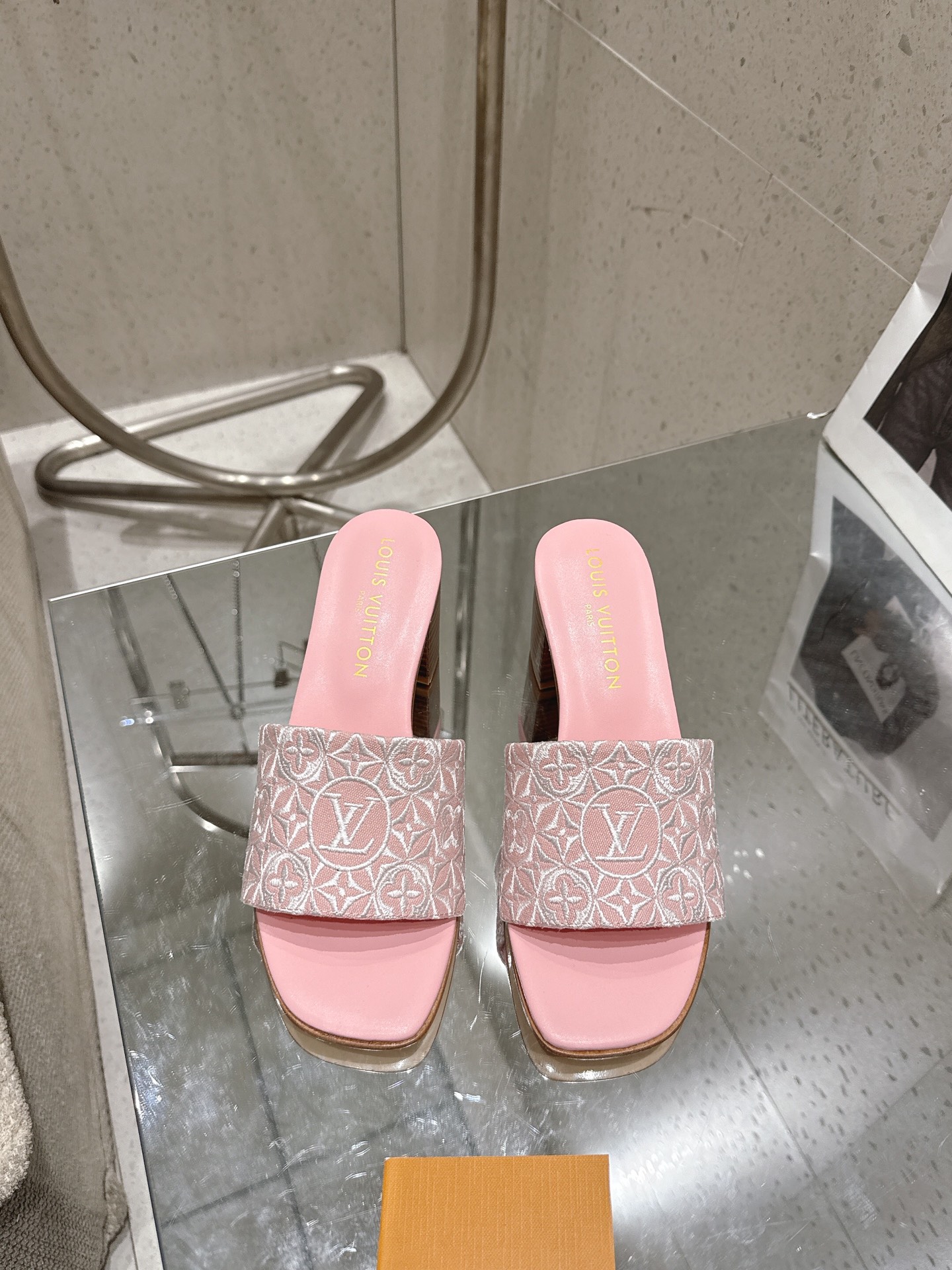 NO:787115,26ss new embroidered slippers. This LV flat shoe is reinterpreted in Monogram jacquard, embroidered with a striking geometric pattern, incorporating LV letters and Monogram flowers. With its exquisite details, flat heel and comfortable fit, these fashionable mules perfectly capture the relaxed atmosphere of summer. Upper: Imported calfskin Lining: Sheepskin lining Outsole Italian leather outsole Shoe size: 35-42 (  40.41.42 Customized (non-refundable), slippers, louis vuitton, flats, slippers, cowhide, sheepskin, Leather soles1986090926ss全新刺绣拖鞋 本款 LV平底鞋以经Monogram提花重新演绎,刺绣出引人注目的几何图案,融入了LV字母和Monogram花朵.凭借其精致的细节、平底鞋跟和舒适的贴合感,这款时尚穆勒鞋完美捕捉了夏季轻松自在的氛围. 鞋面: 进口小牛皮 内里: 羊皮内里 大底意大利真皮大底 鞋码: 35-42（ 40.41.42定做不退换）,拖鞋,louis vuitton,flats,slippers,cowhide,sheepskin,Leather soles,Women's Shoes