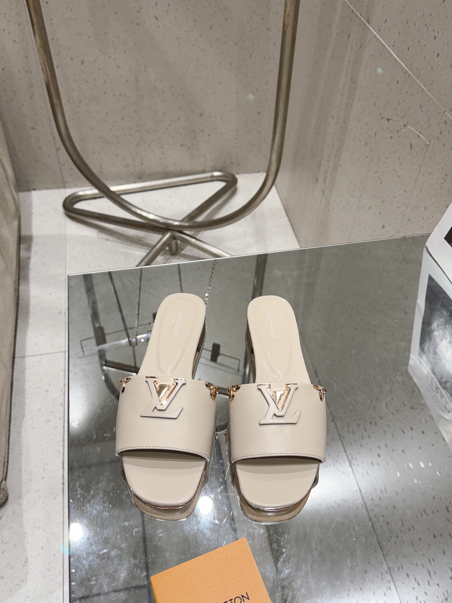 NO:787118,Purchasing agent level!  Fully Packaged The elegant design of the LV Mare mules is complemented by sophisticated embellishments. The smooth calfskin upper strap is marked with a partially leather-covered LV monogram accent and gold-toned Monogram floral embellishments on the sides. The shoe features a low heel for both femininity and ease of wear. Material: Calfskin Lining: Sheepskin Foot: Sheepskin Outsole Leather sole High flat heel Shoe size:  35-42 (40.41.42 custom-made, non-refundable), slippers, louis vuitton, slippers, cowhide, sheepskin, Leather soles19860909代购级！全配套包装 LV Mare 穆勒鞋的优雅设计配以精致的装饰点缀.光滑小牛皮的鞋面带上标有部分皮革覆盖的 LV 字母标识配饰,两侧点缀有金色调的 Monogram 花卉装饰品.此款鞋款采用低跟设计,既显女性气质又便于穿着. 材料小牛皮 内里: 羊皮 垫脚:羊皮 大底真皮大底 跟高平底 鞋码: 35-42(40.41.42定做不退换),拖鞋,louis vuitton,slippers,cowhide,sheepskin,Leather soles,Women's Shoes